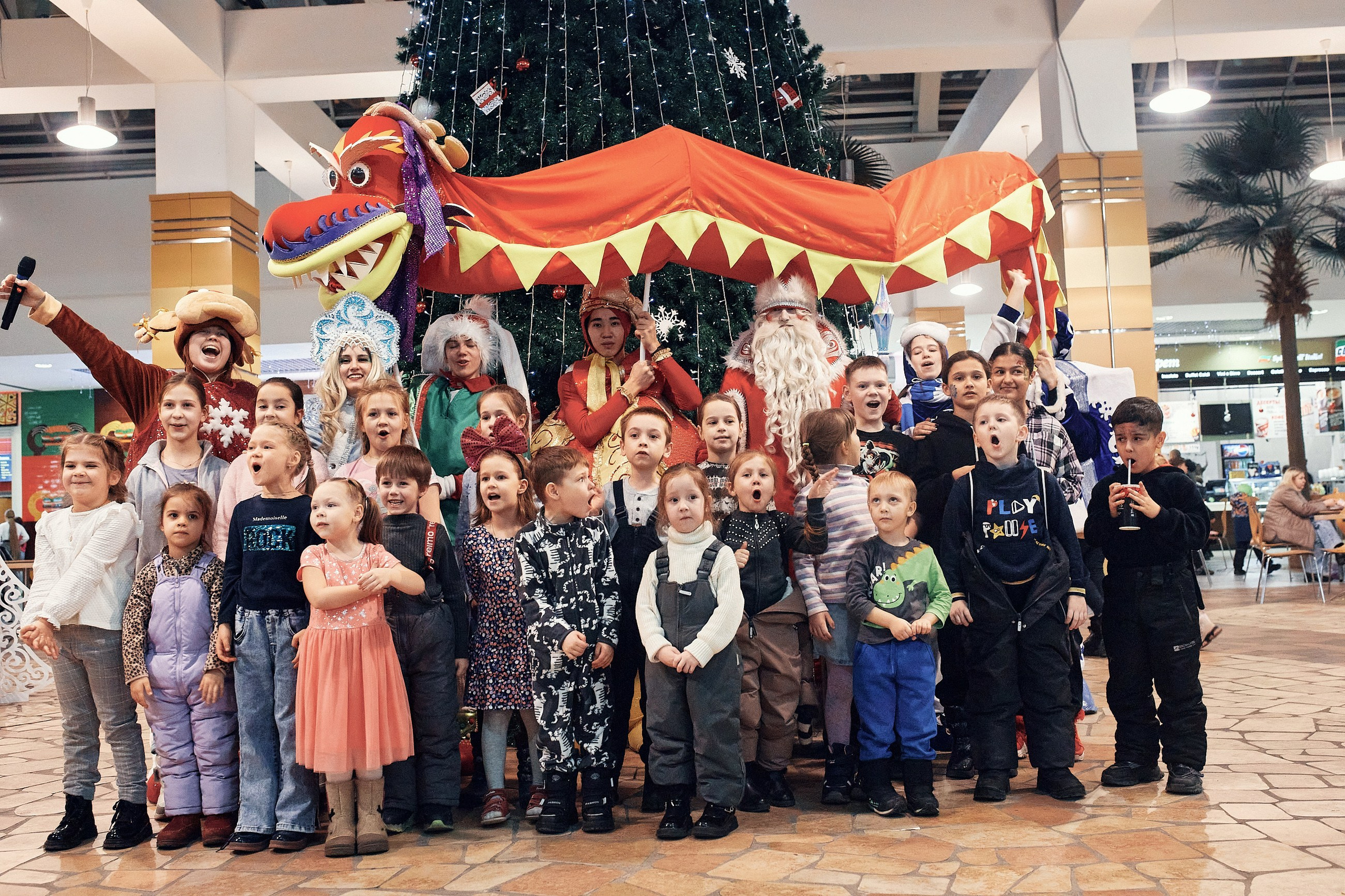 Детский новогодний праздник в ТЦ Июнь. Семейный и репортажной фотограф в Красноярске и Москве Виктор Бабинцев