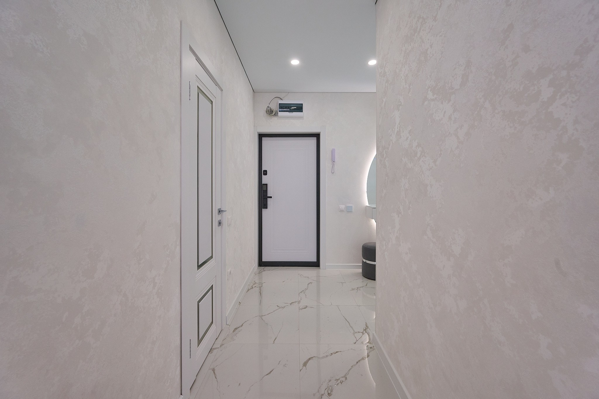 светлый коридор белая входная дверь светлые обои 