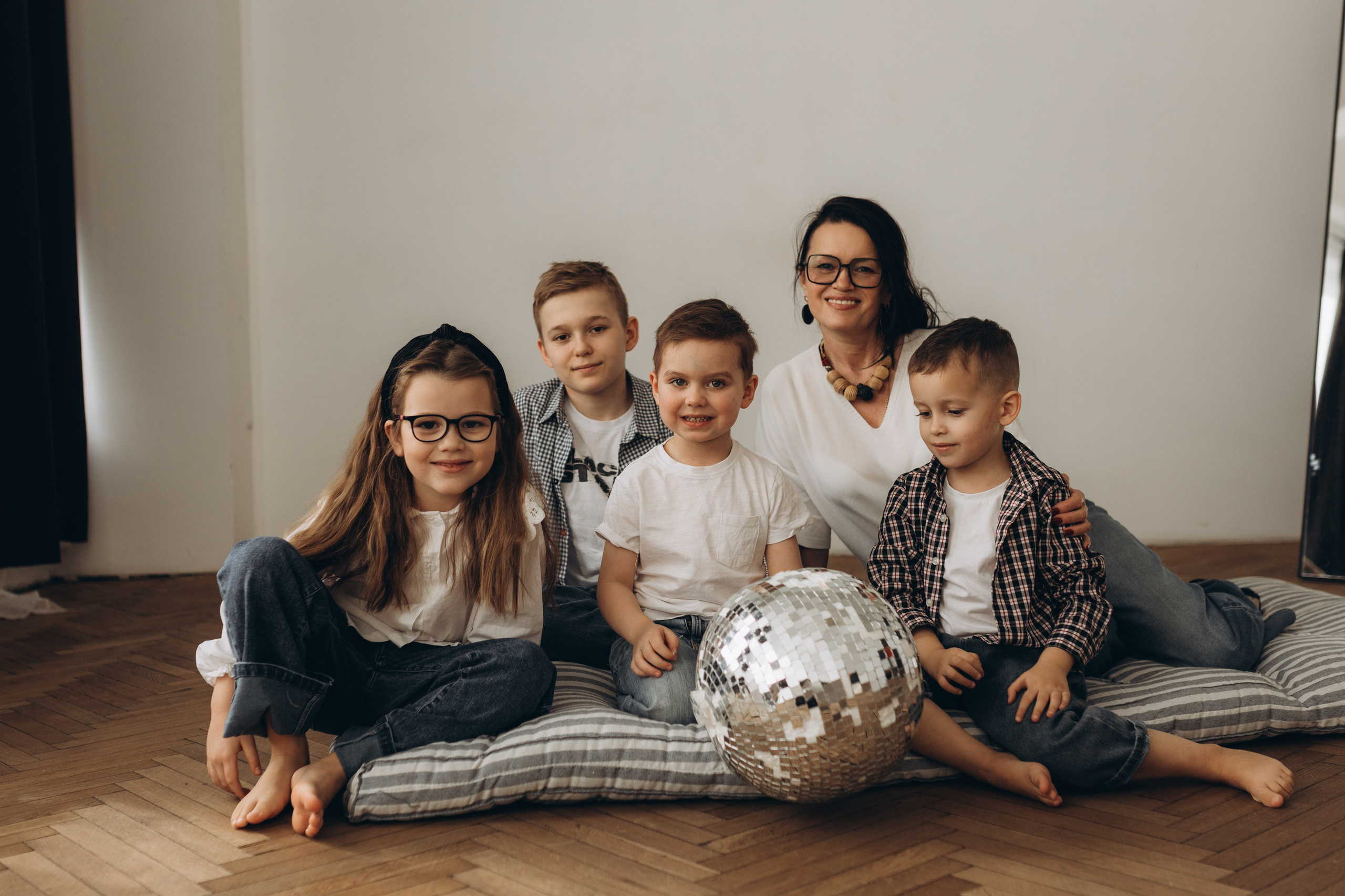 Большая семья в студии. Семейный фотограф в Москве Жукова Анна