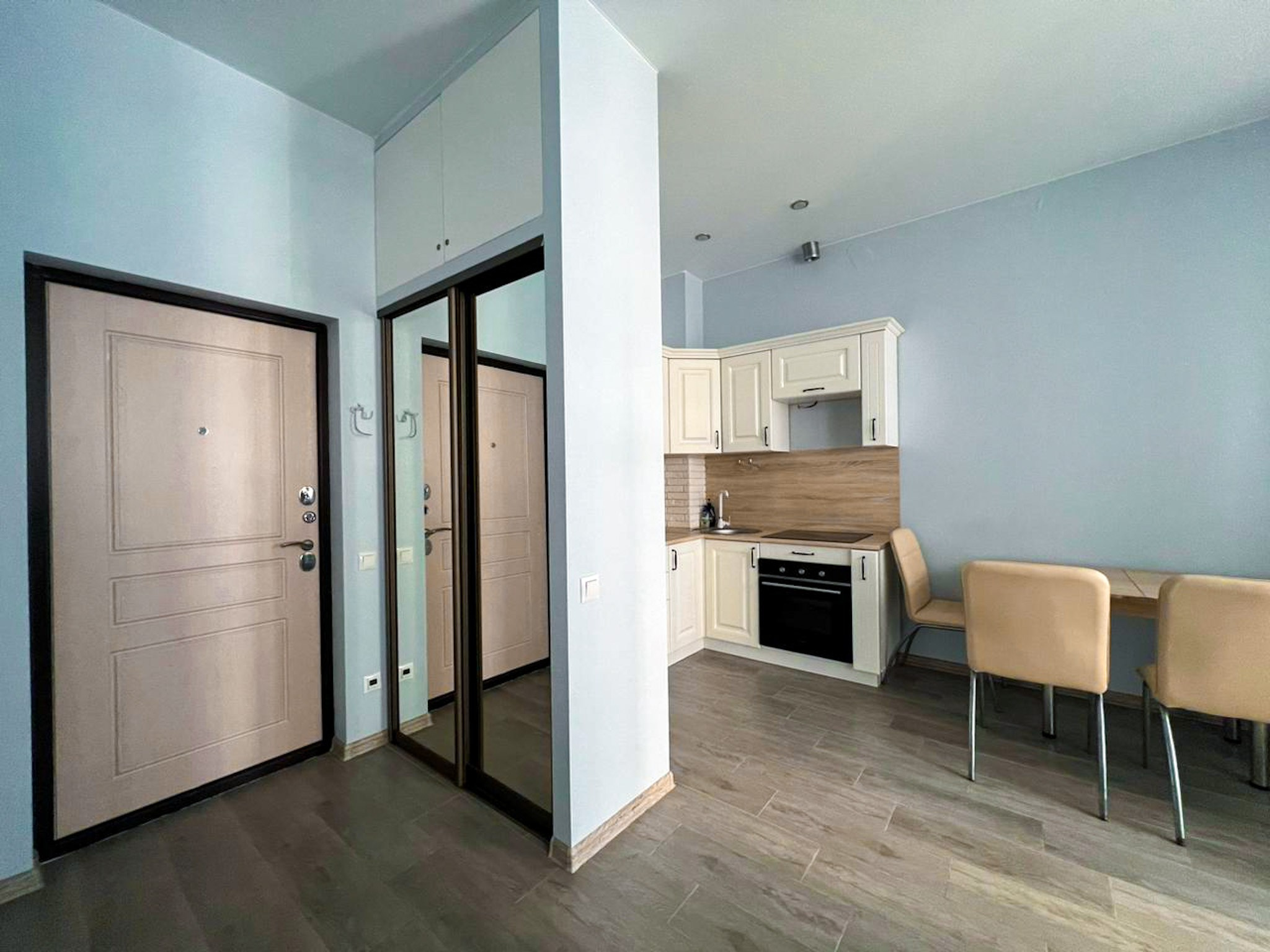 Просторная, уютная квартира с балконом в ж/к Посейдон, в 100 м от моря. Квартиры посуточно, длительно в Сочи, LARA APART GROUP