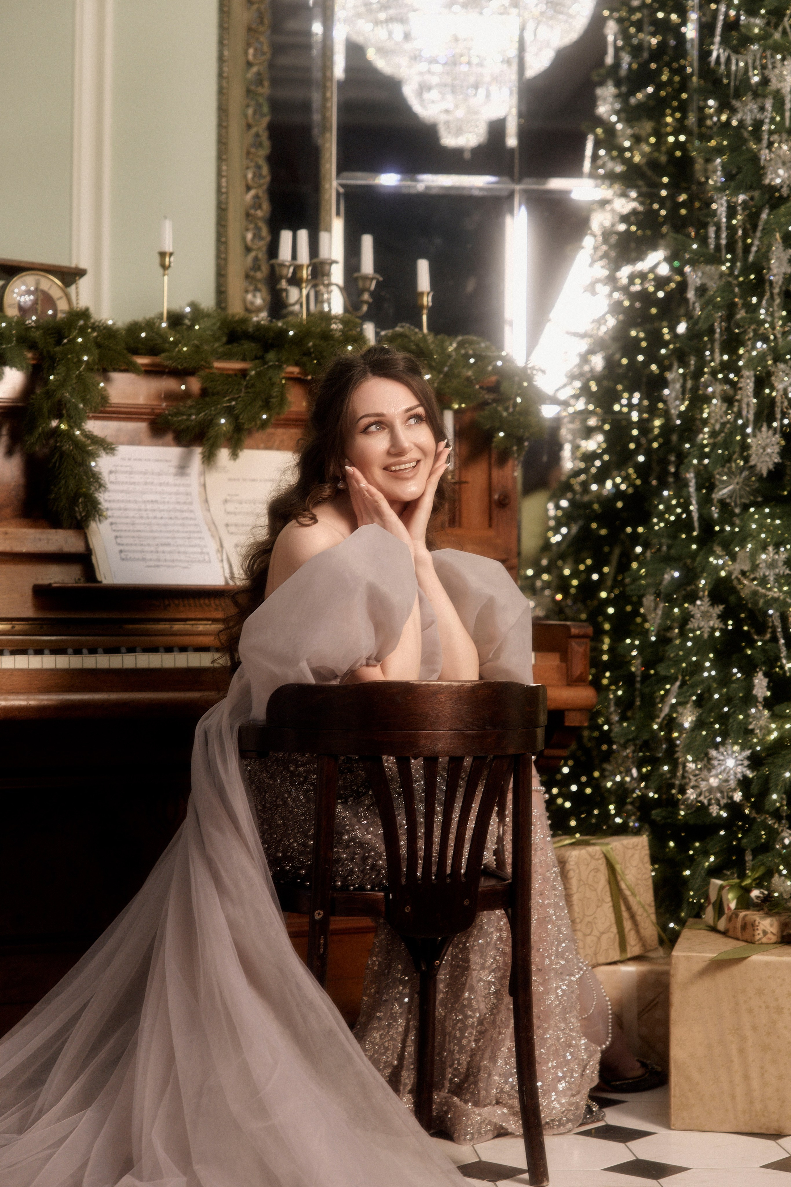 студийная новогодняя съемка  съемка девушки в нарядном праздничном платье в студии интерьер фотограф питер санкт-петербург женский портрет женская портретная съемка 