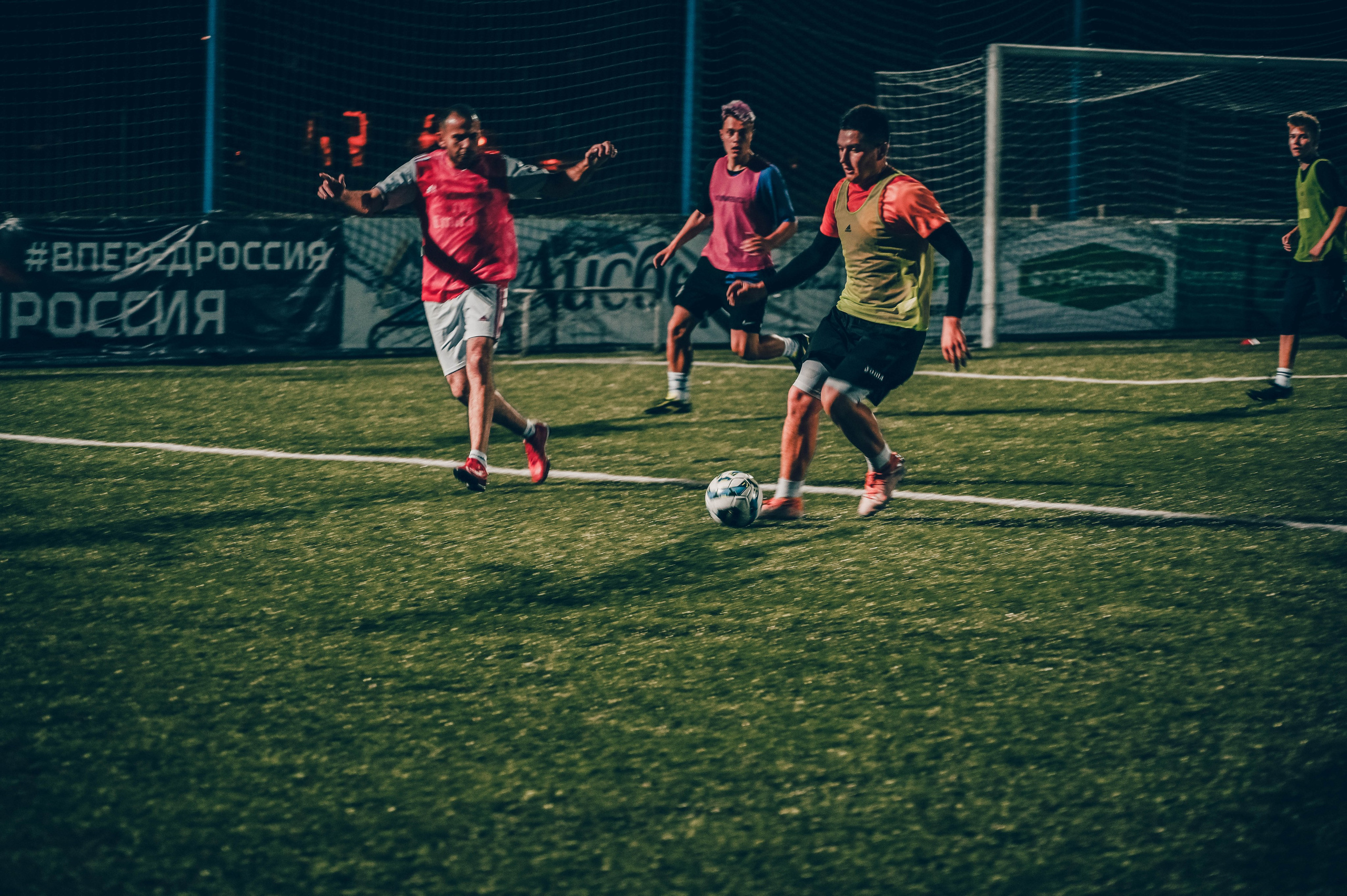 Фотосъёмка футбольной тренировки на стадионе. Фотограф Александр Орымбаев