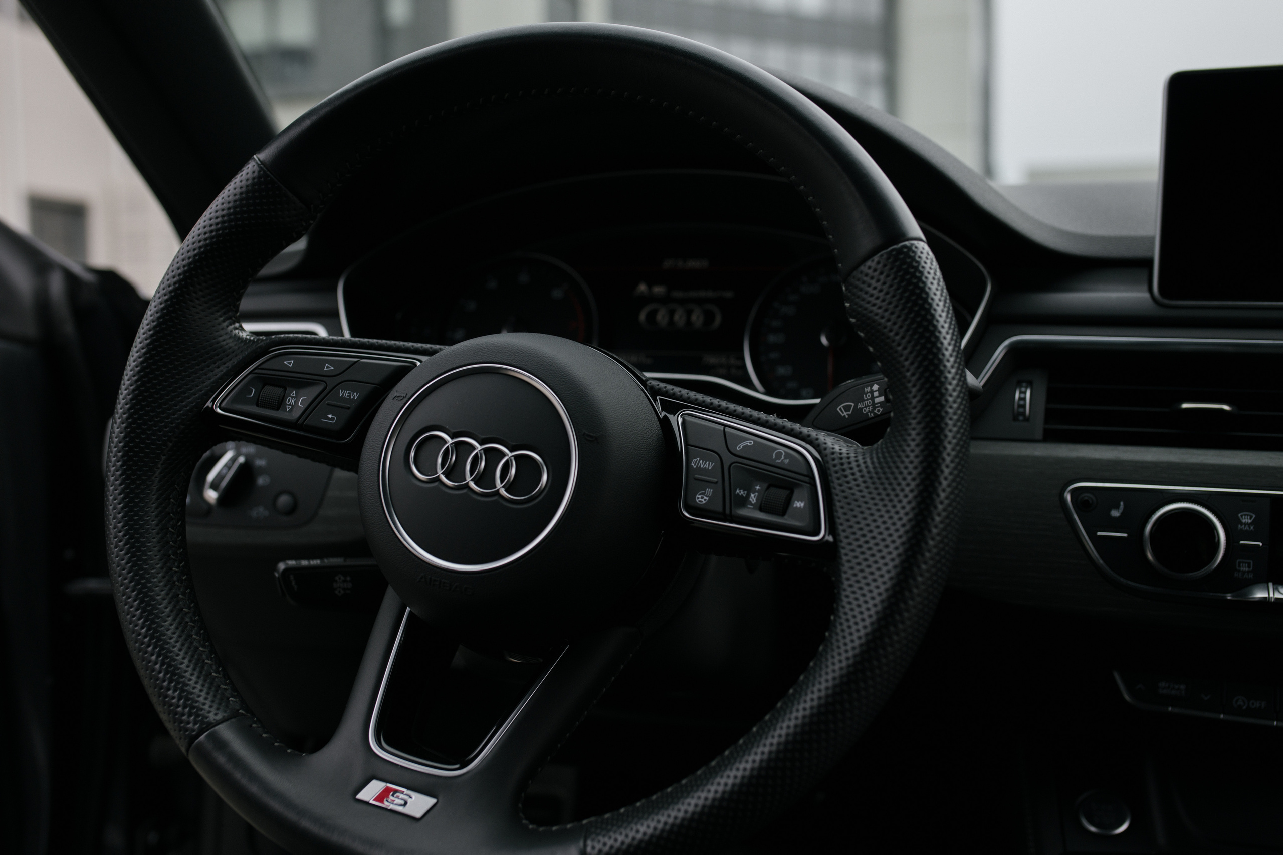 Контент для автосалона. Фотографирую женщин, мужчин и их отношения