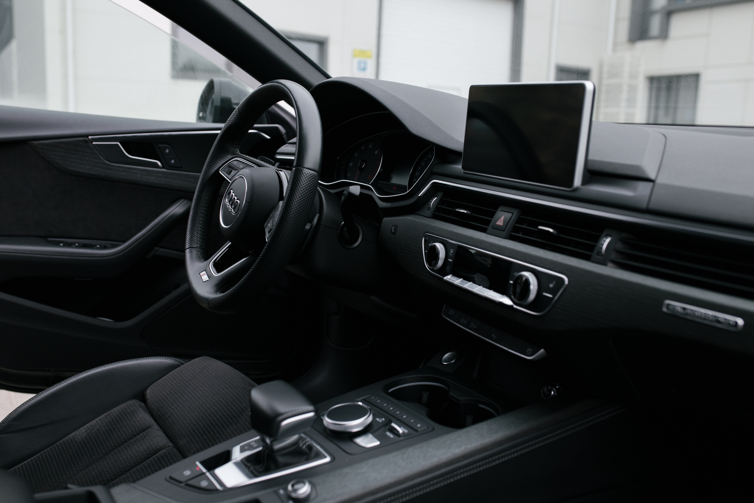 Контент для автосалона. Фотографирую женщин, мужчин и их отношения