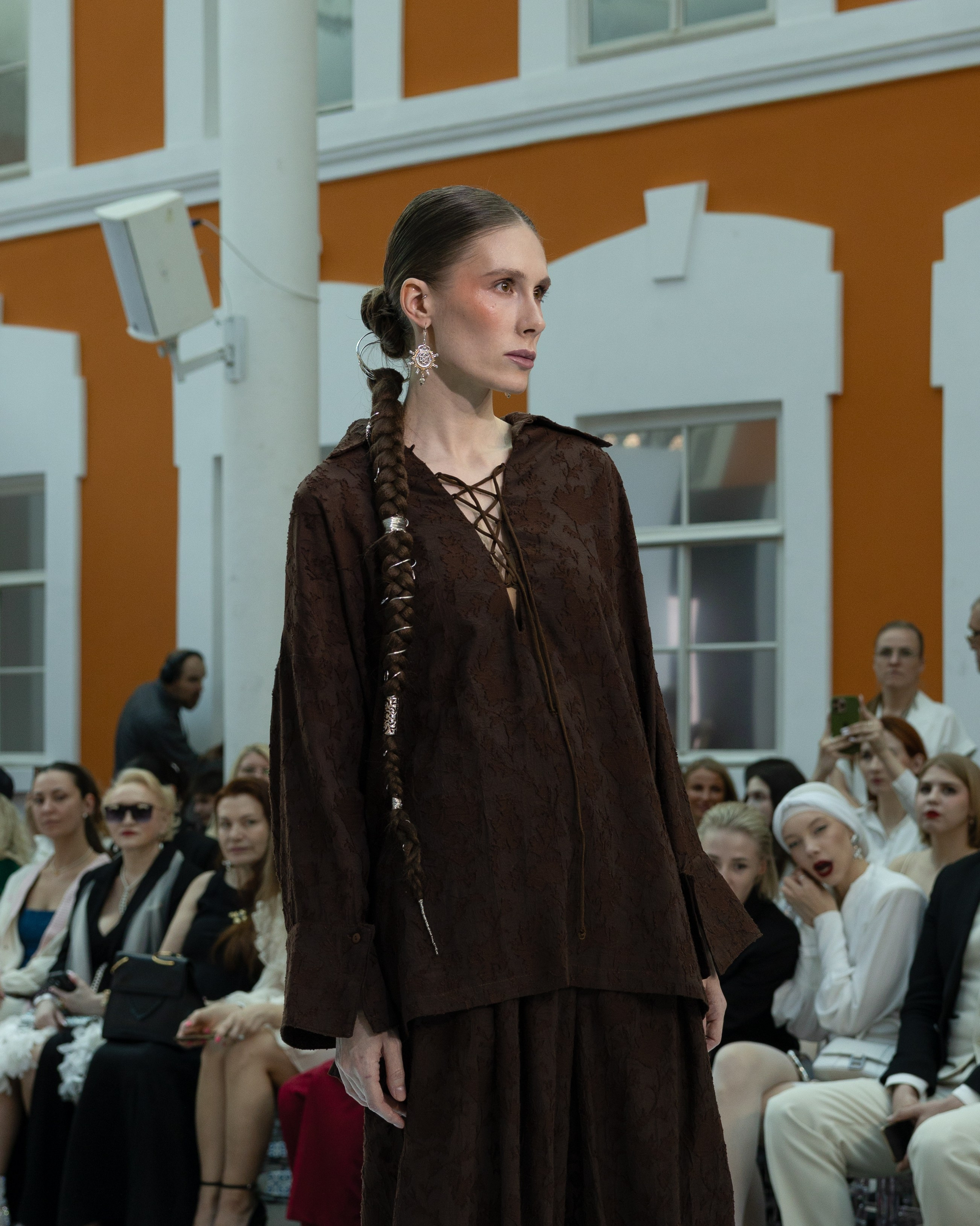 <img src="image.jpg" alt="репортаж с модного показа в Санкт-Петербурге">