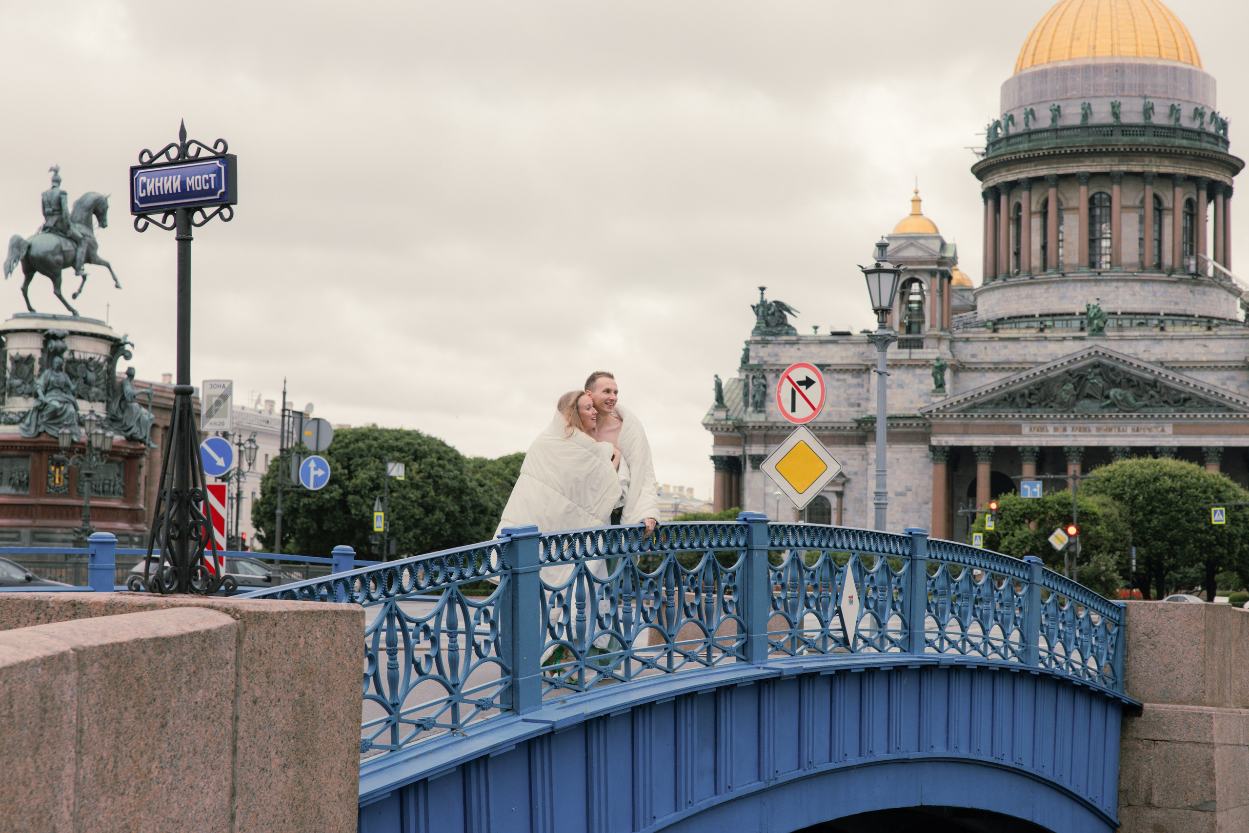 Лавстори прогулка в одеялах по ночному городу летом в Санкт-Петербурге. Фотограф в Санкт-Петербурге Вагнер Юлия