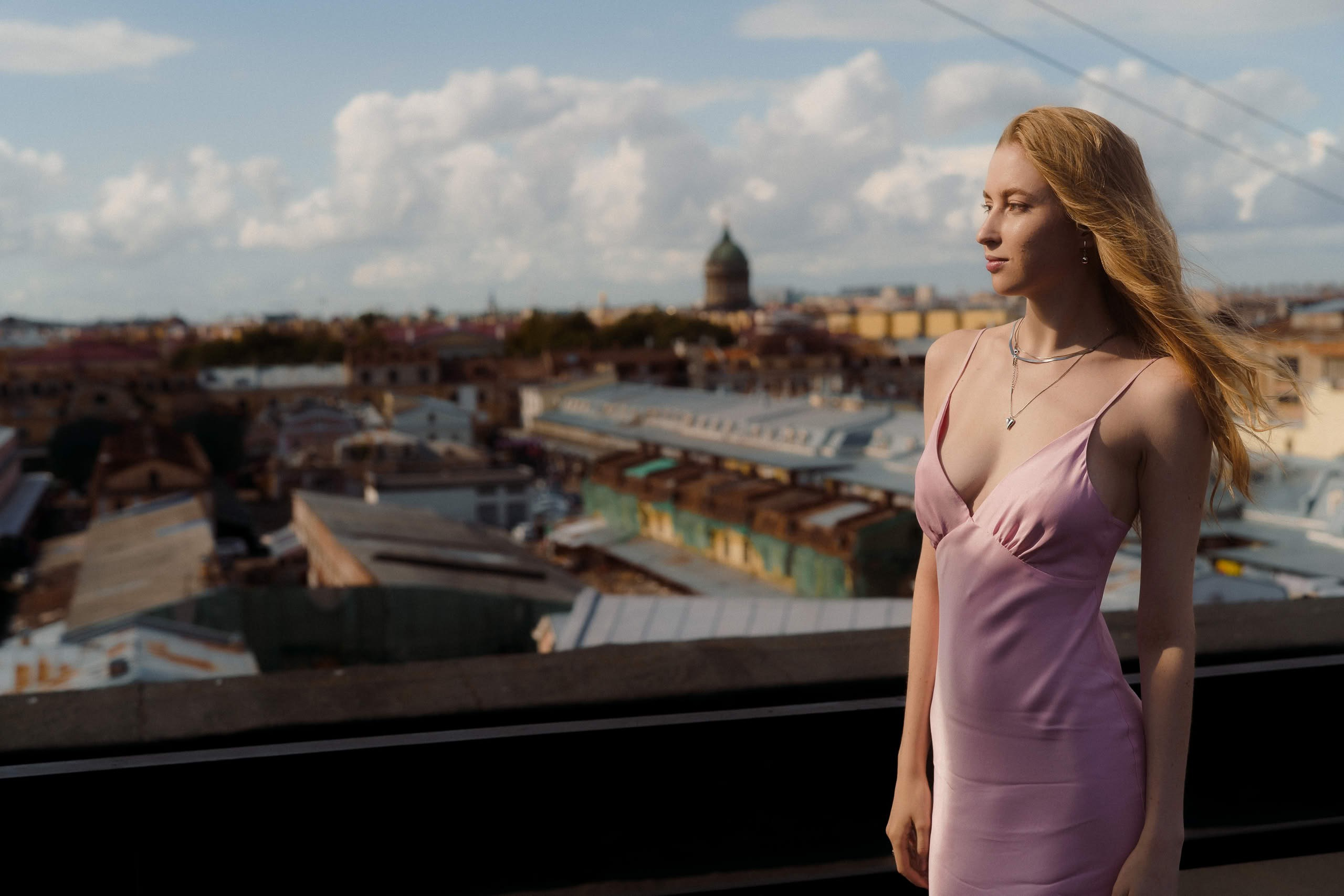 Девушка в платье на крыше Event Rest с панорамой города