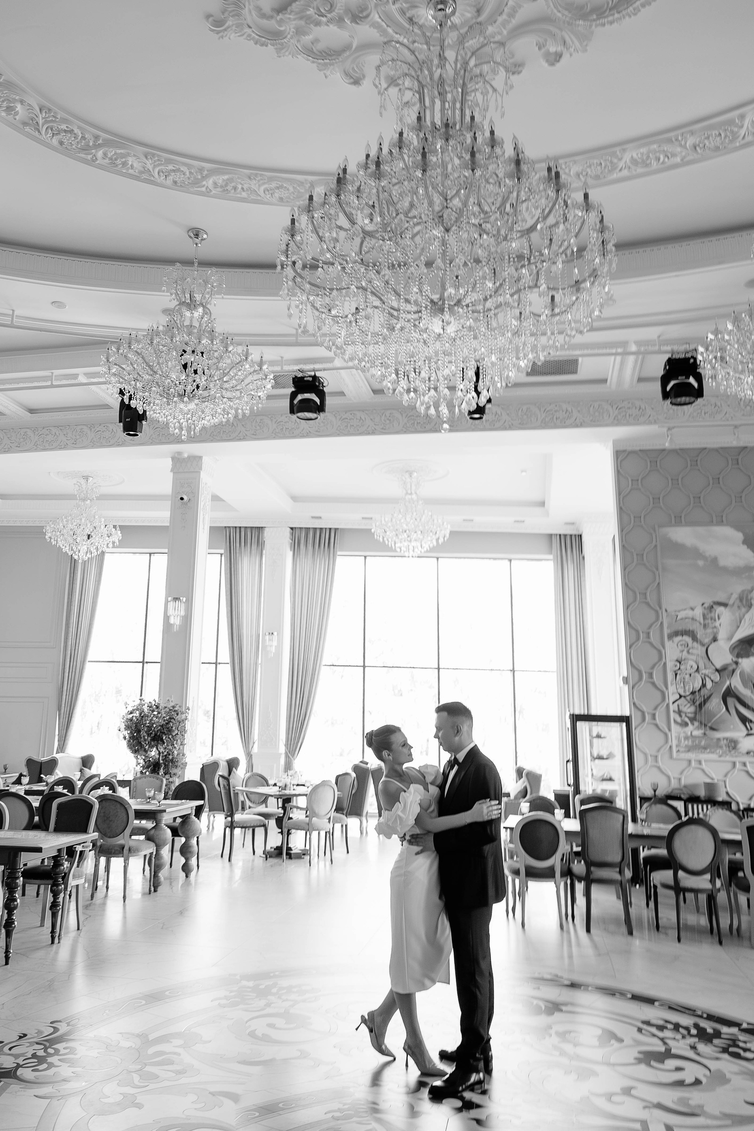 жених и невеста танцуют в банкетном зале