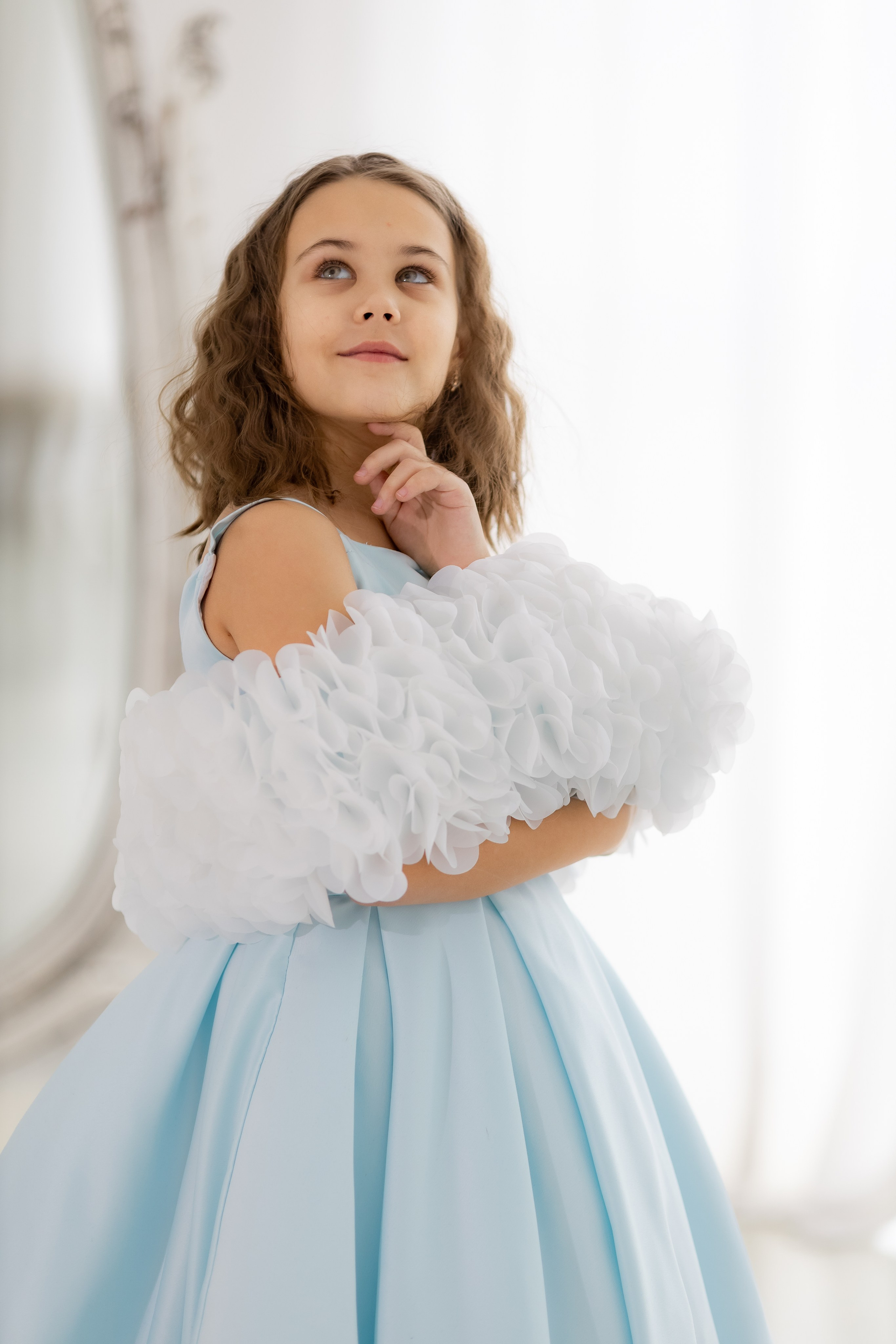 Платье "Весна " . Материал - свадебный атлас, имеет длинный шлейф, сотни лепестков на накидке изготовлены в ручную. Подойдёт на рост - 128-130 см. Цена 28000 р. 