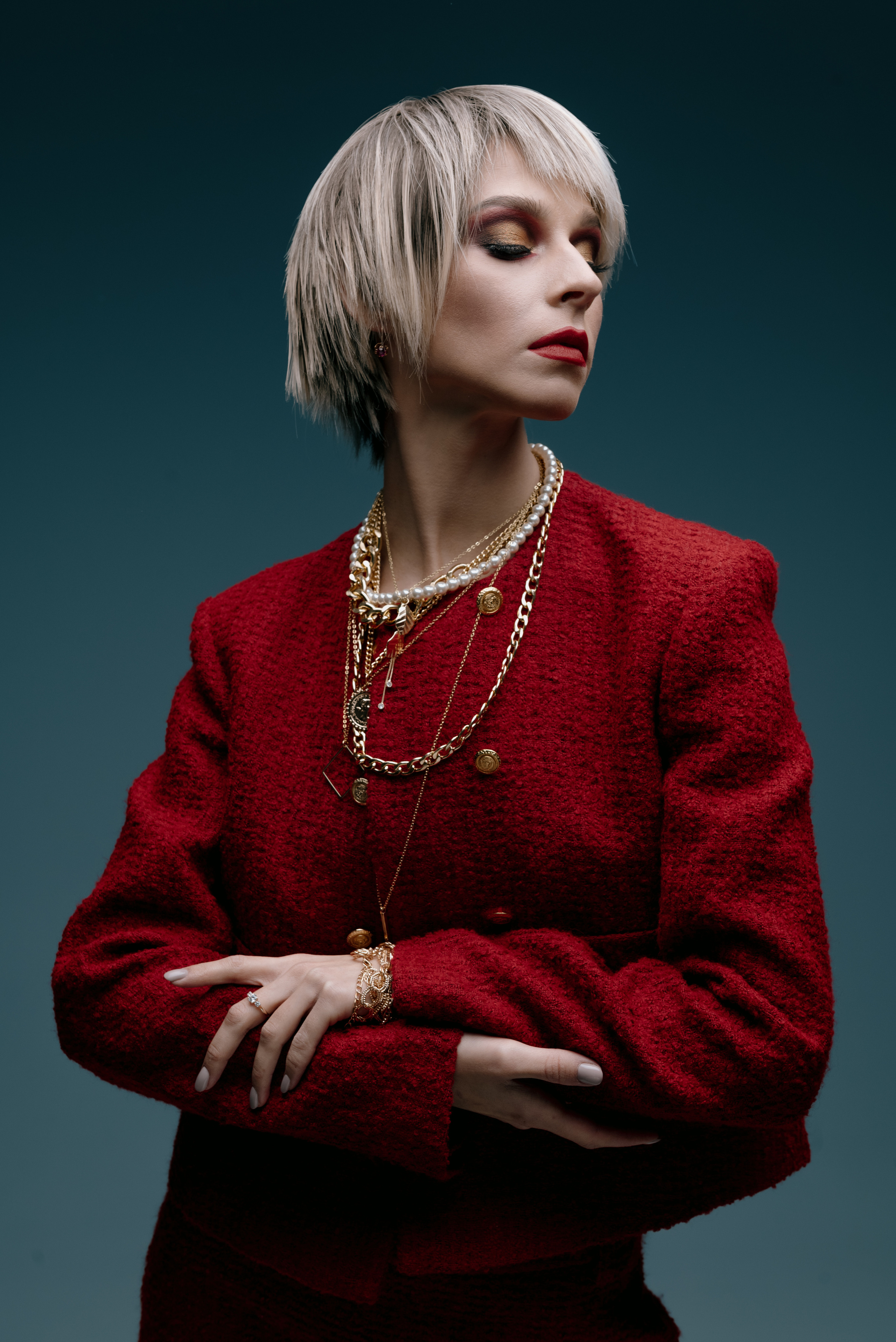 Red look. Z H U R A V L E V