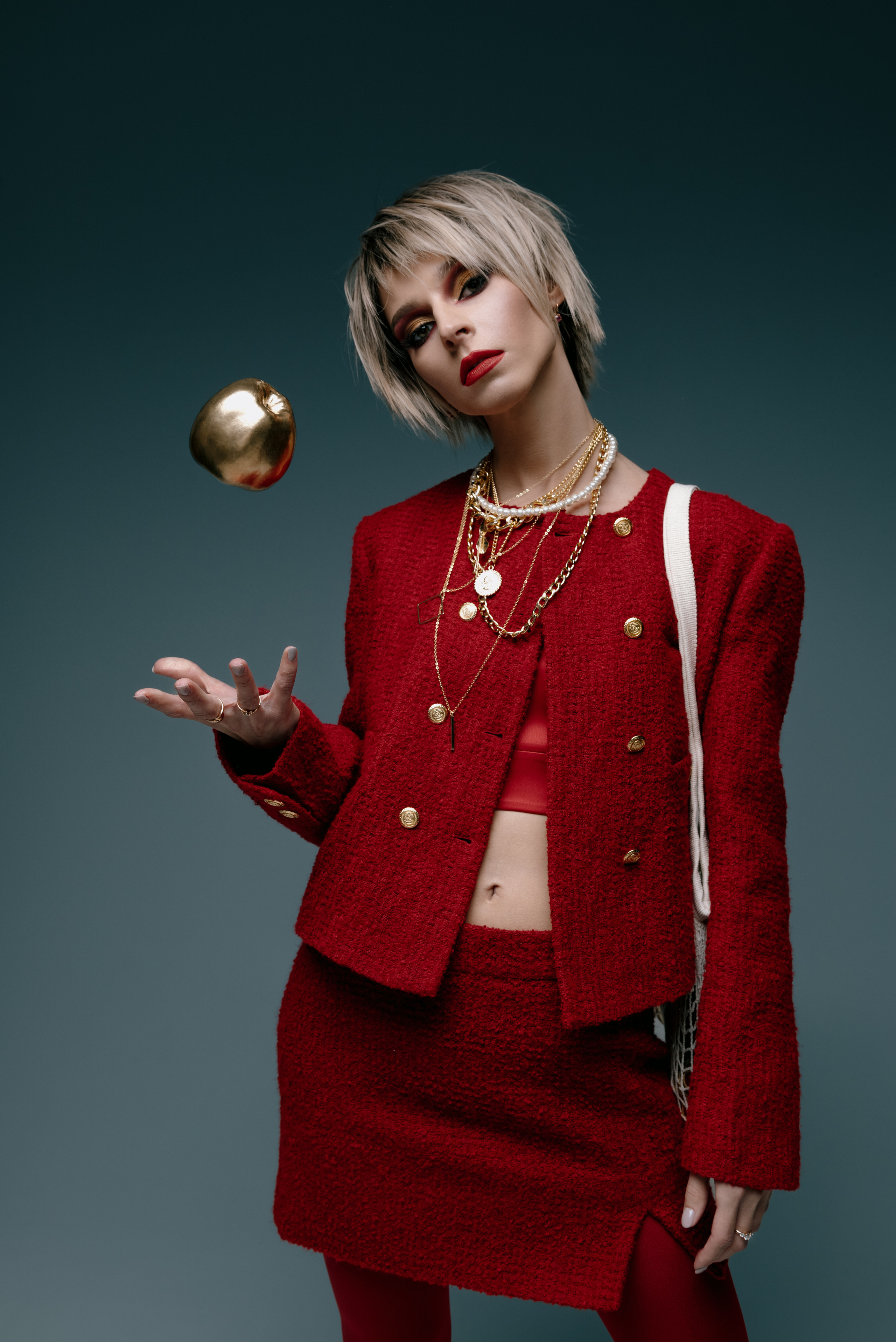 Red look. Z H U R A V L E V