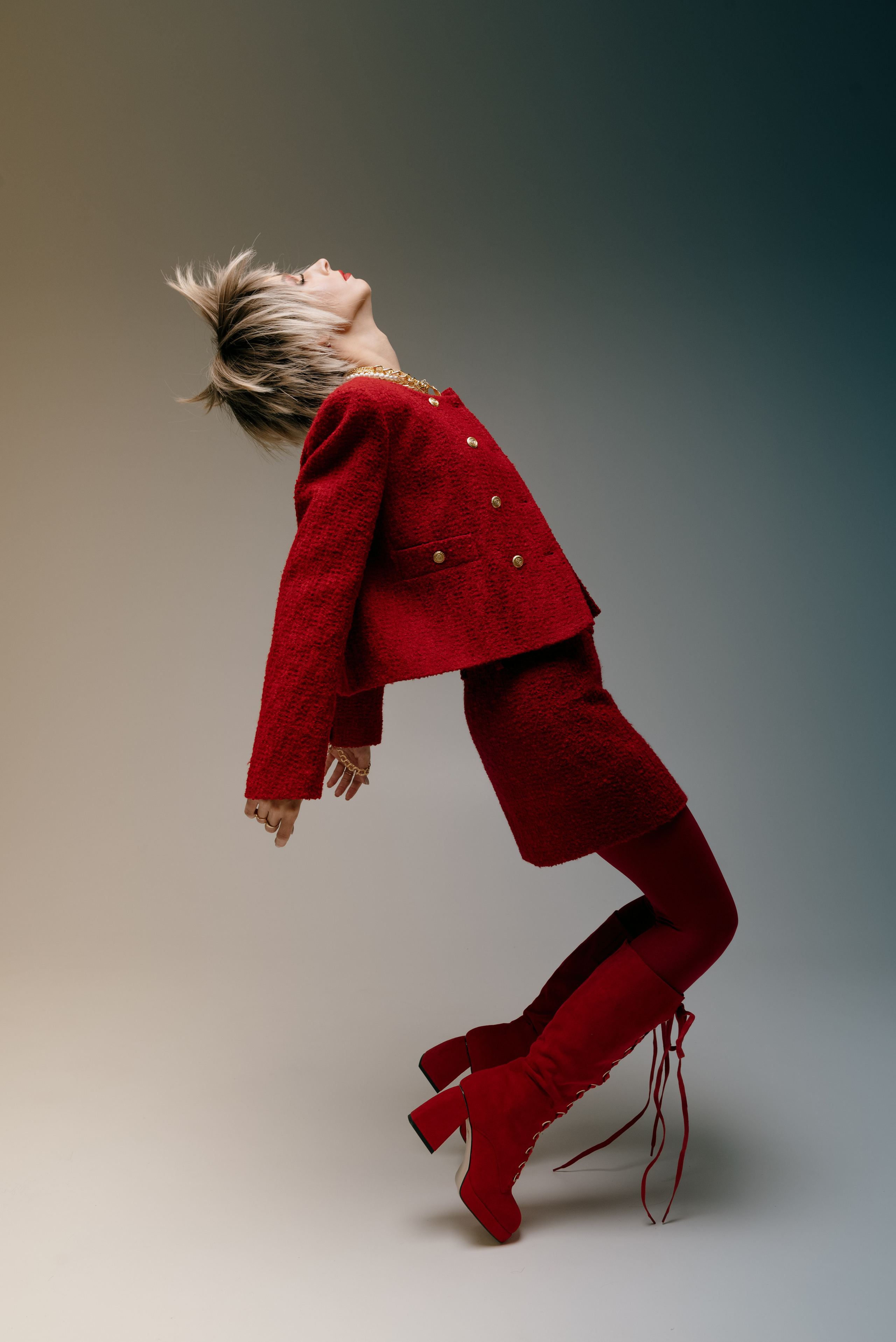 Red look. Z H U R A V L E V