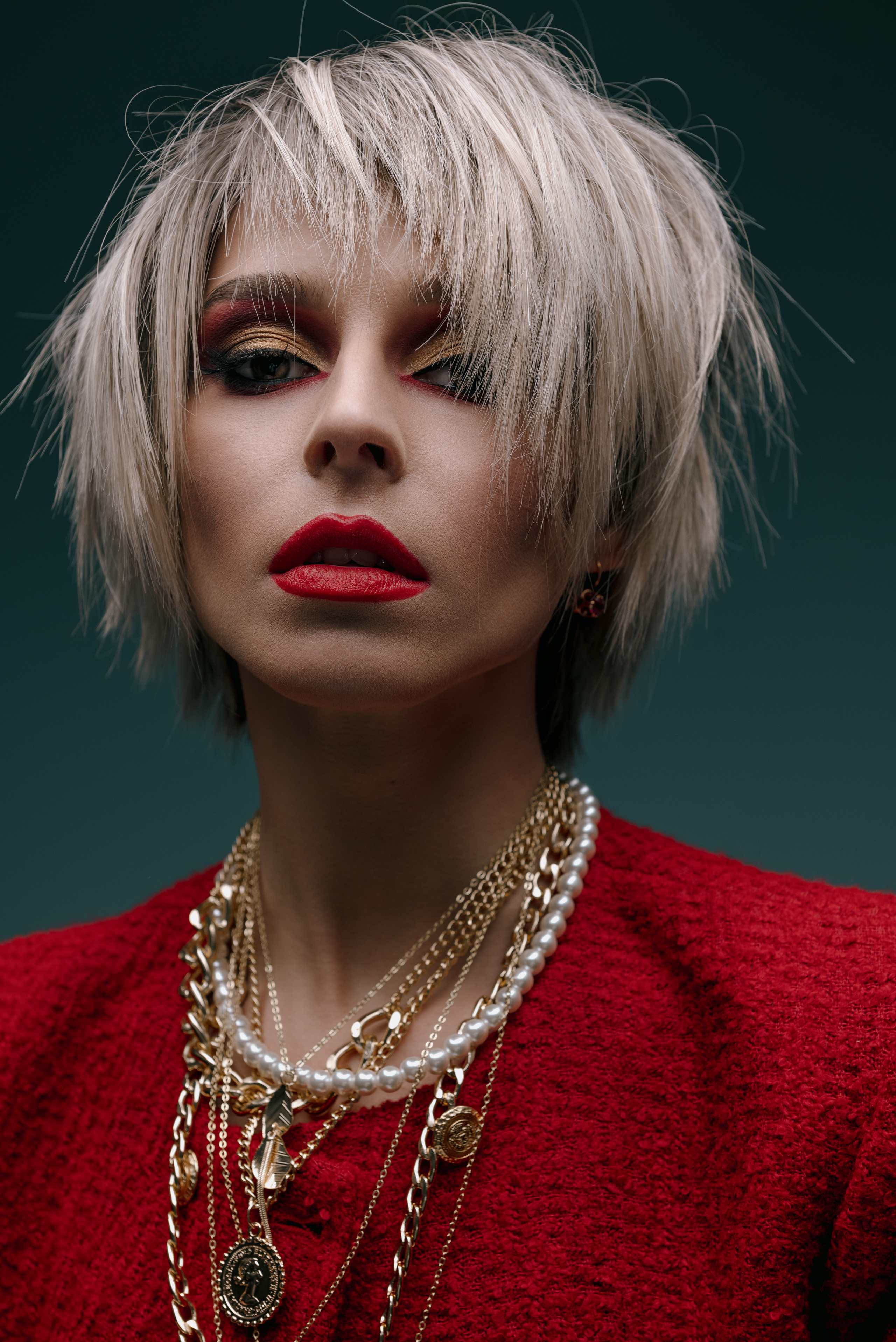 Red look. Z H U R A V L E V