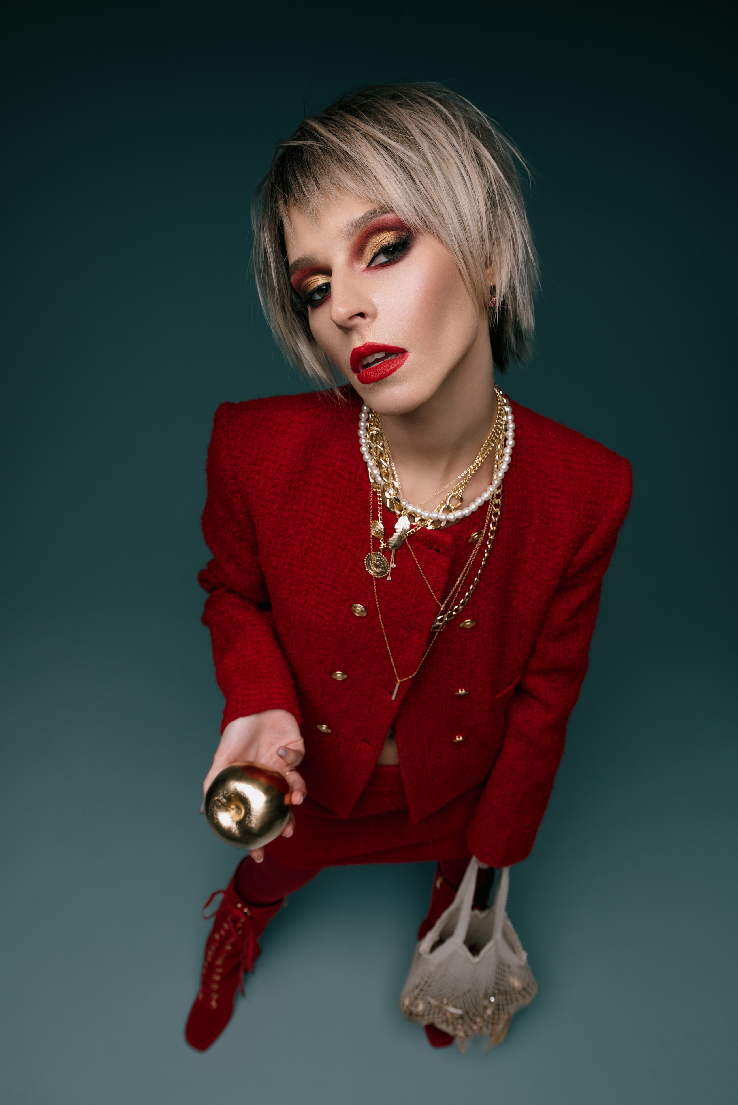 Red look. Z H U R A V L E V