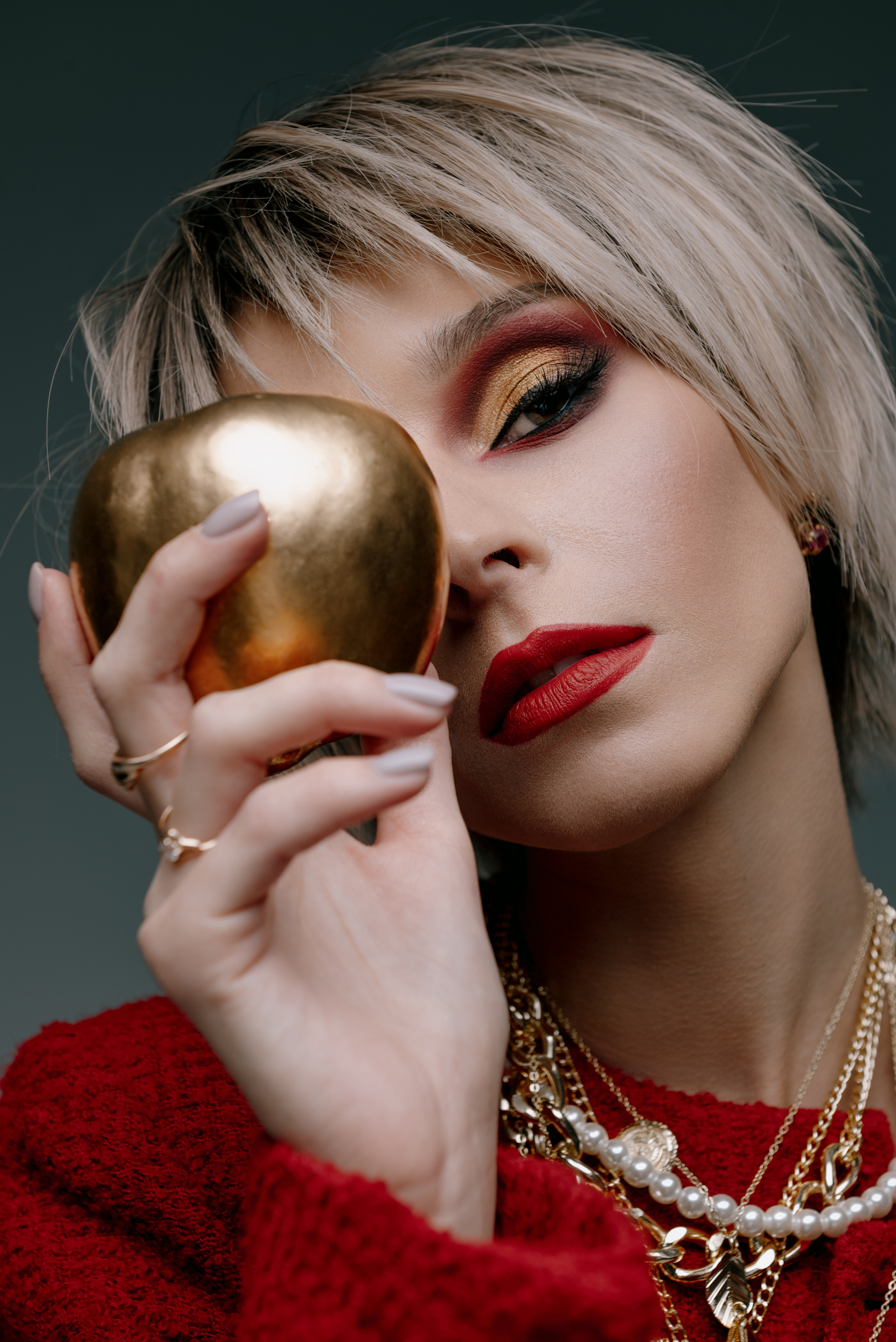 Red look. Z H U R A V L E V