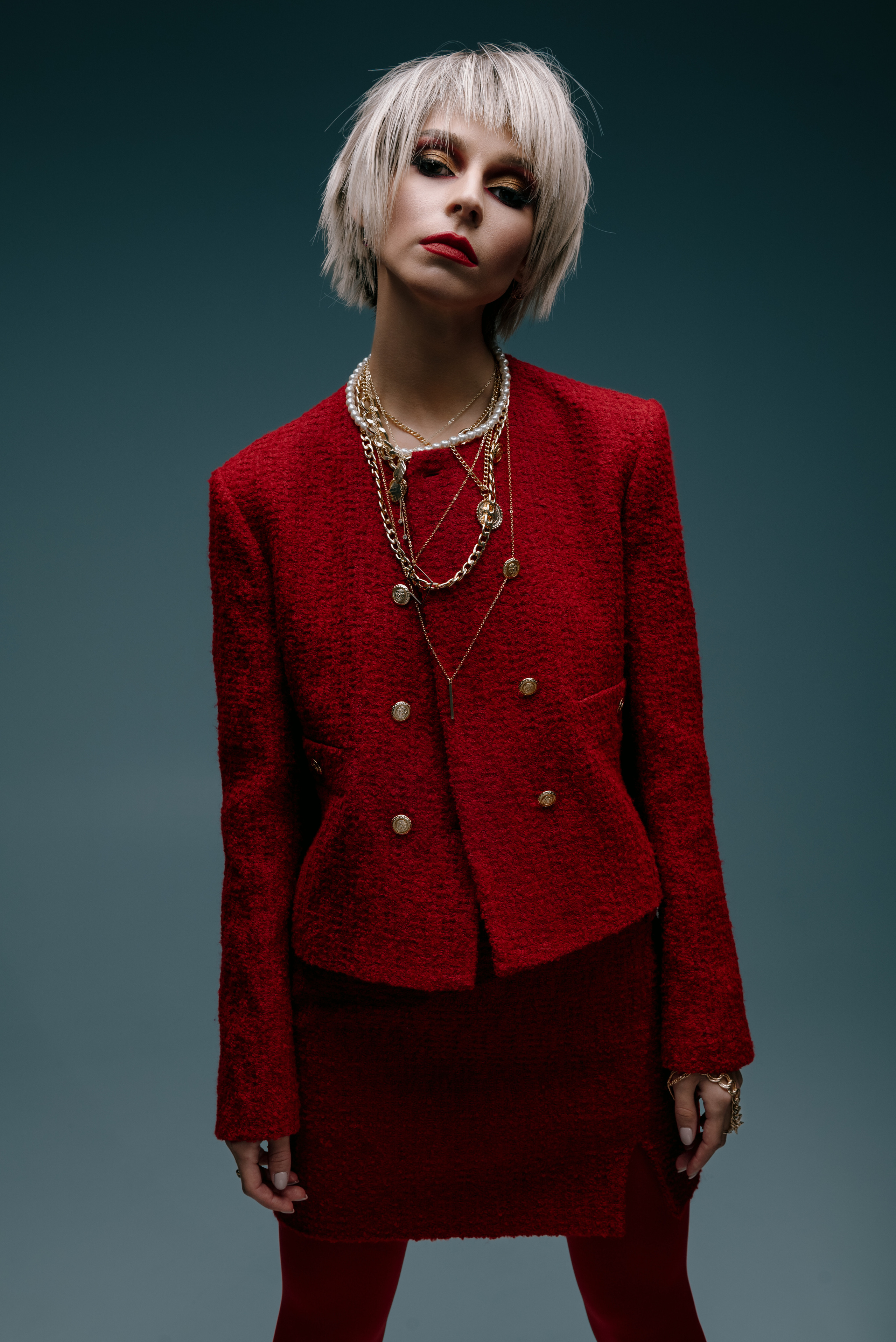 Red look. Z H U R A V L E V