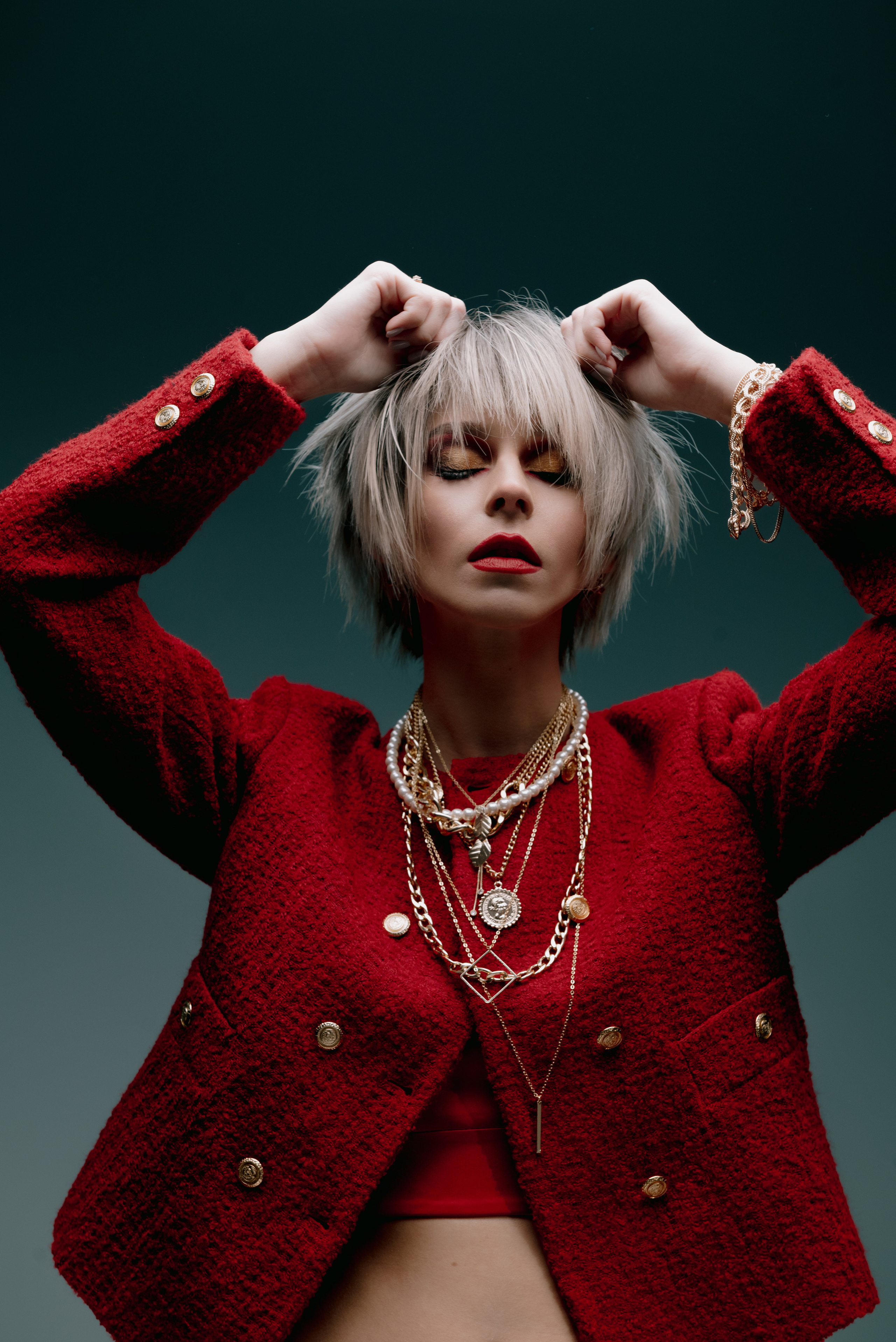 Red look. Z H U R A V L E V