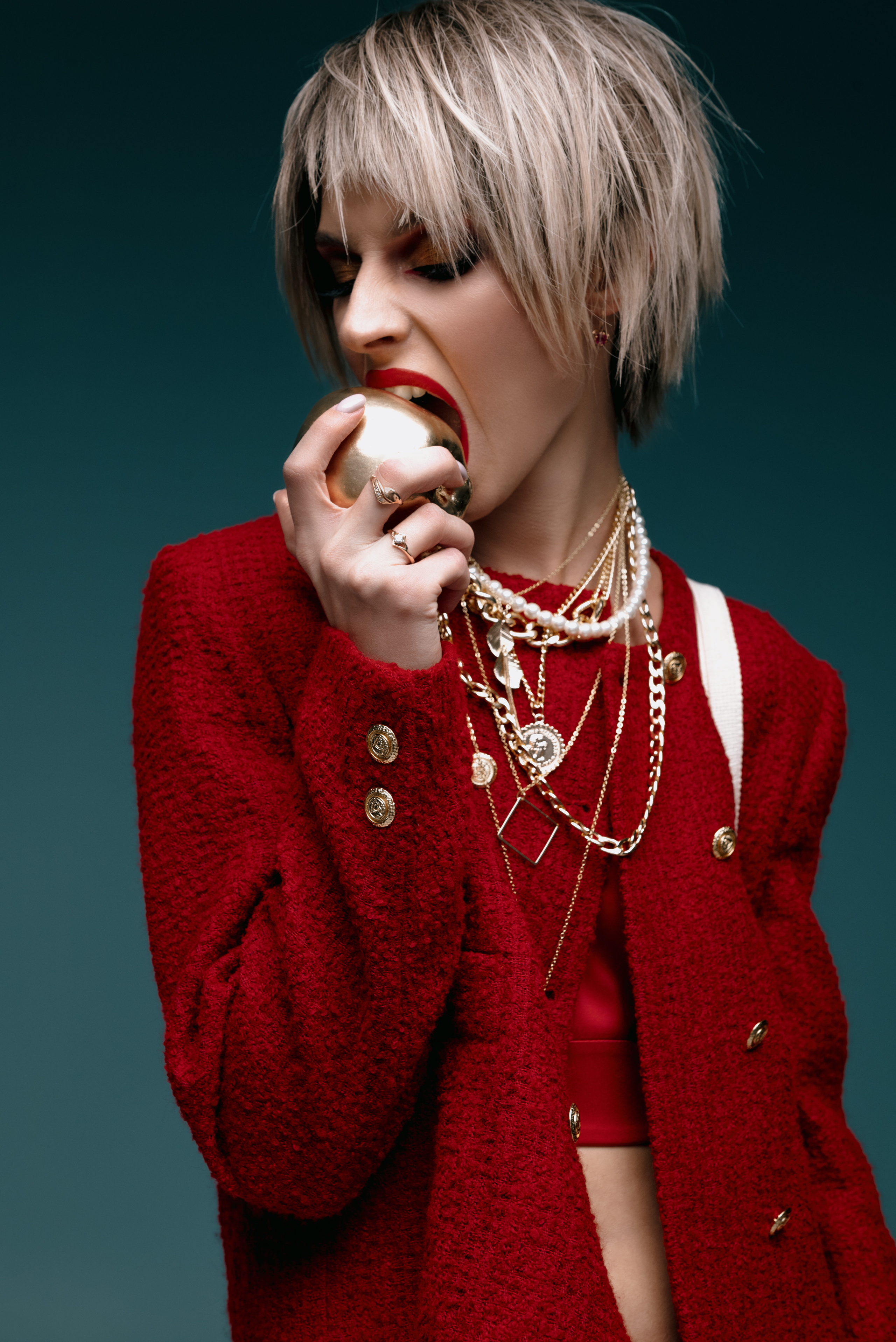 Red look. Z H U R A V L E V