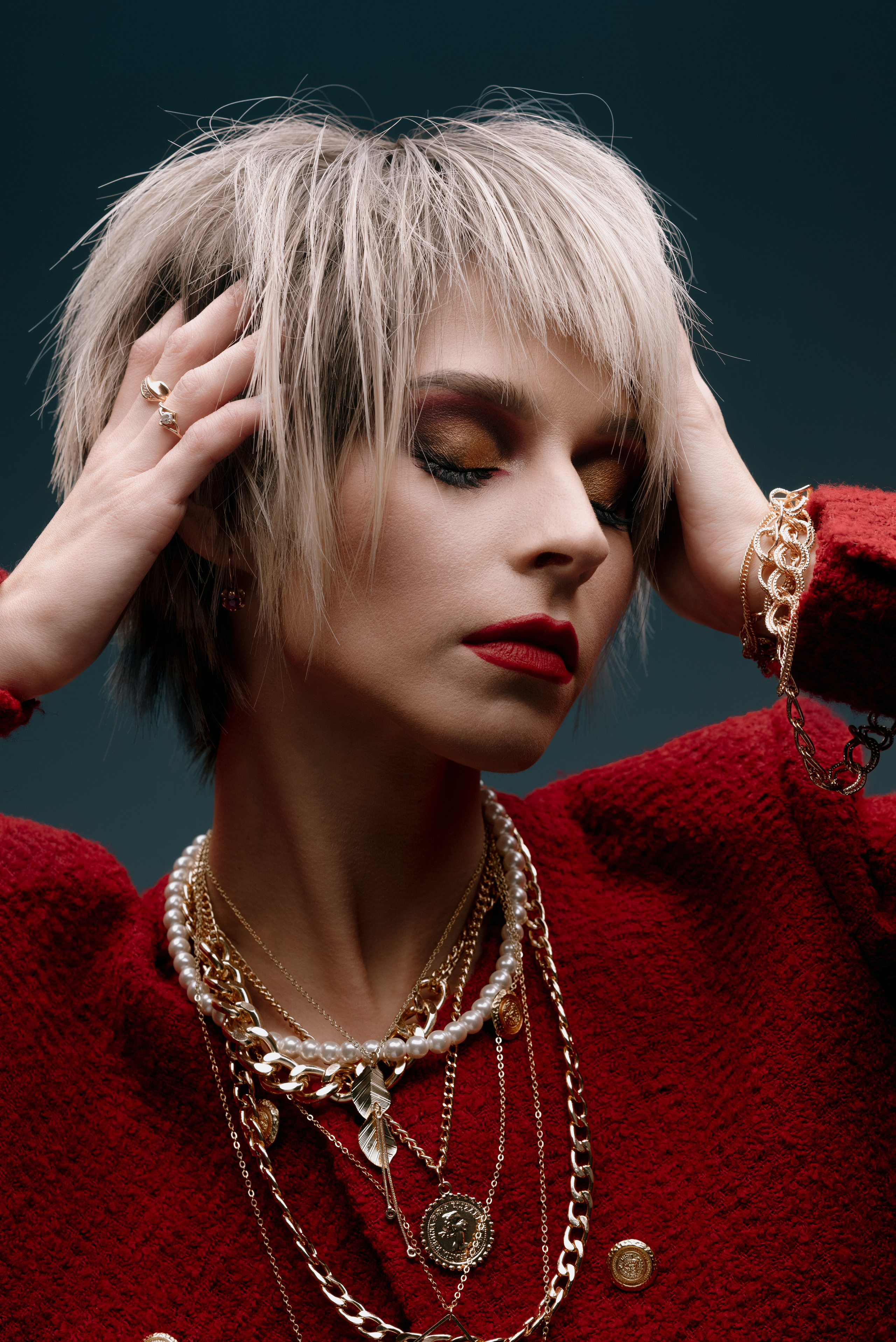 Red look. Z H U R A V L E V