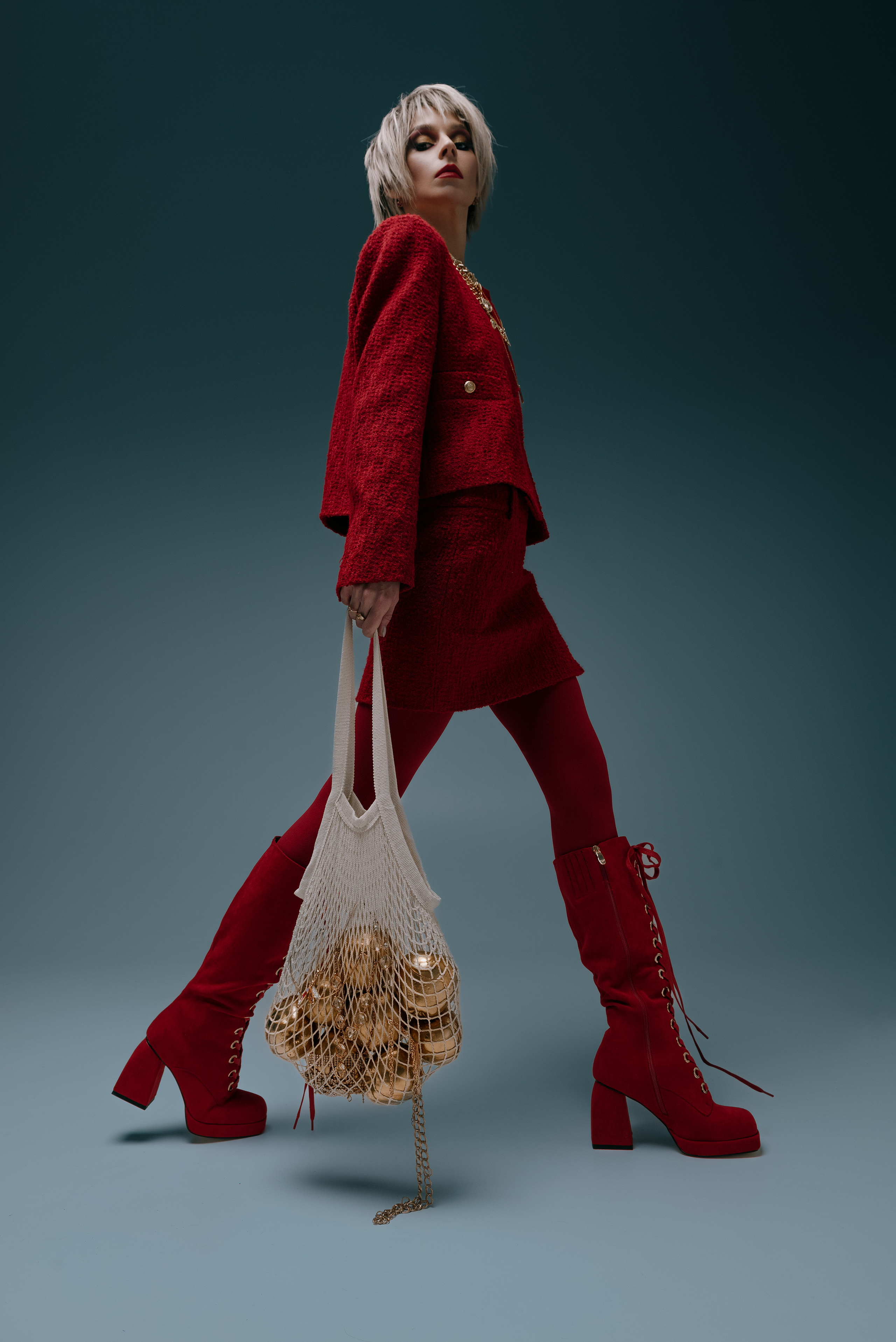 Red look. Z H U R A V L E V