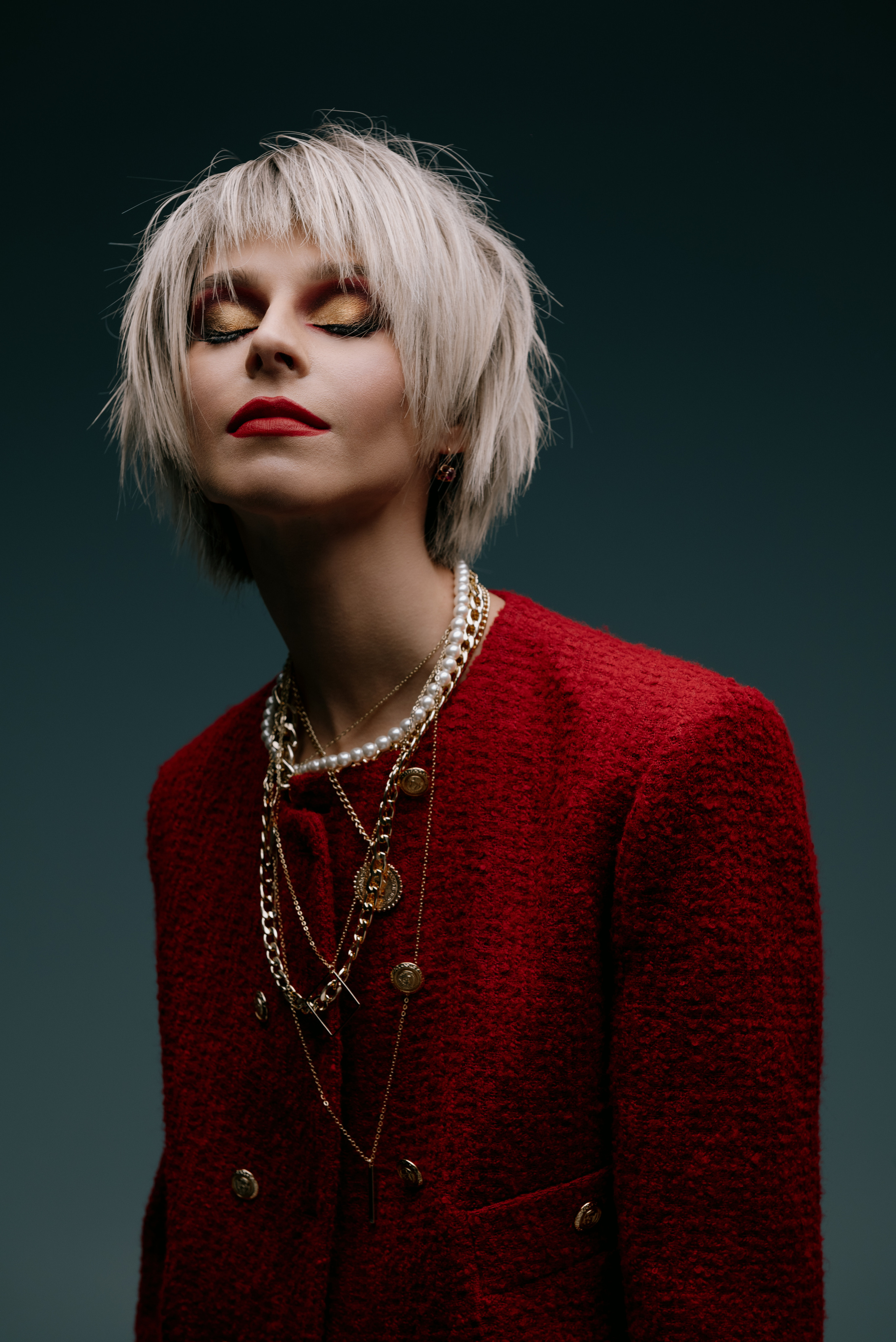 Red look. Z H U R A V L E V