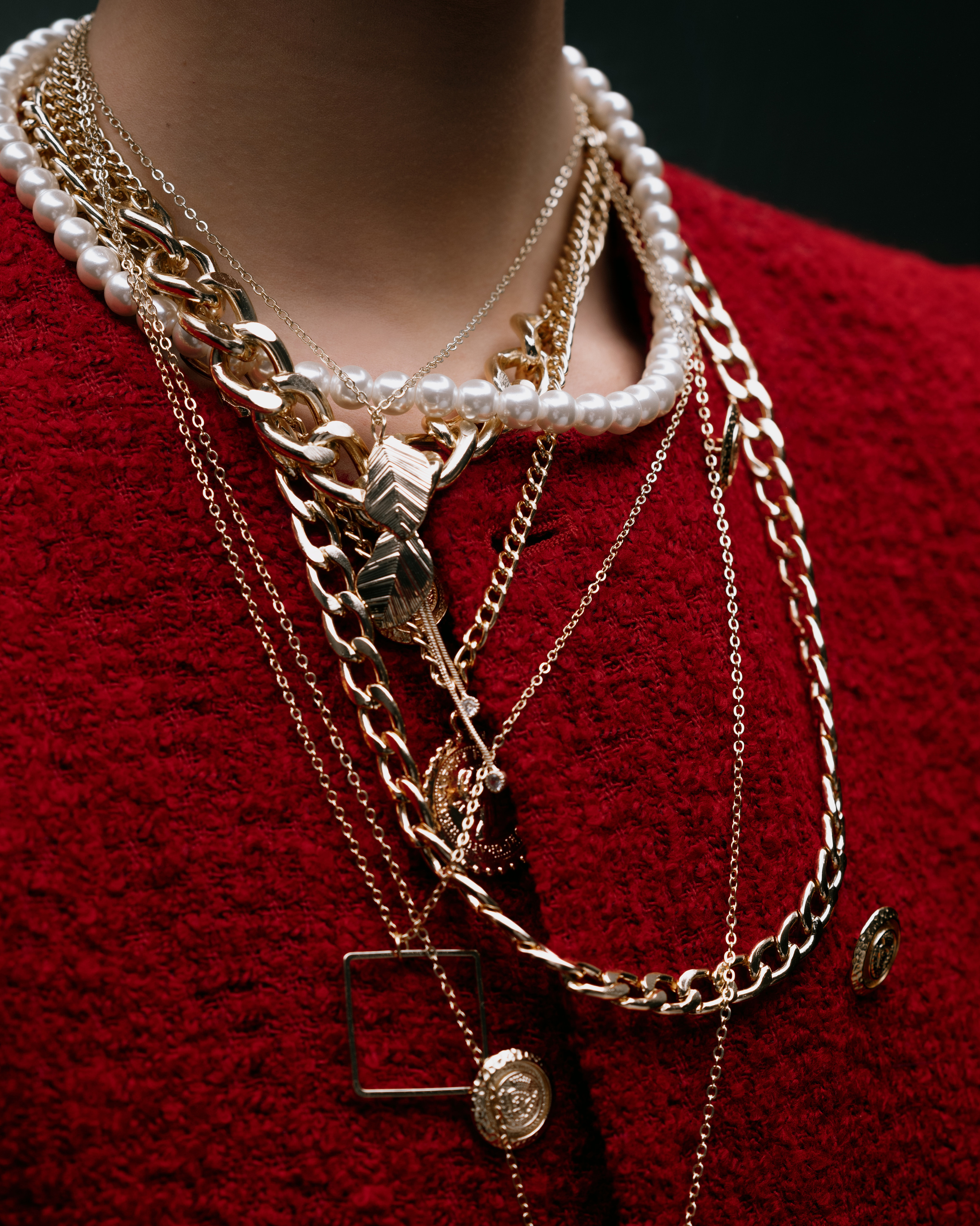 Red look. Z H U R A V L E V