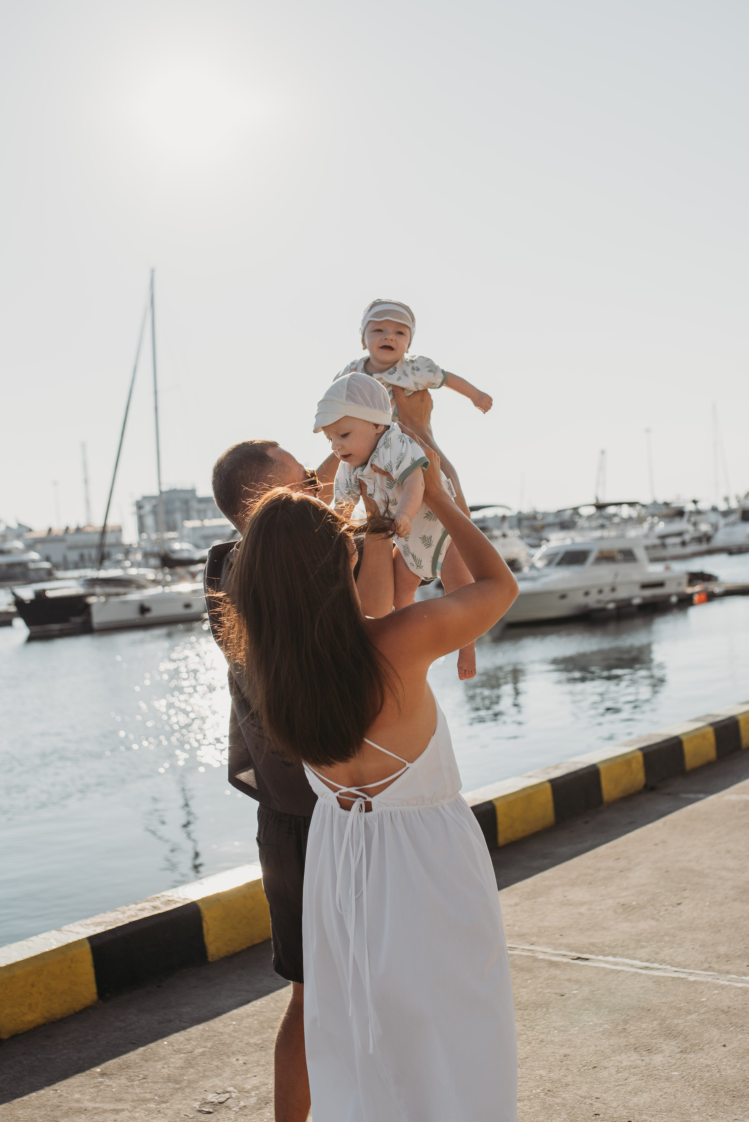 Семейная фотосессия в центре Сочи морпорт. Фотограф в Сочи — Маргарита Поганова