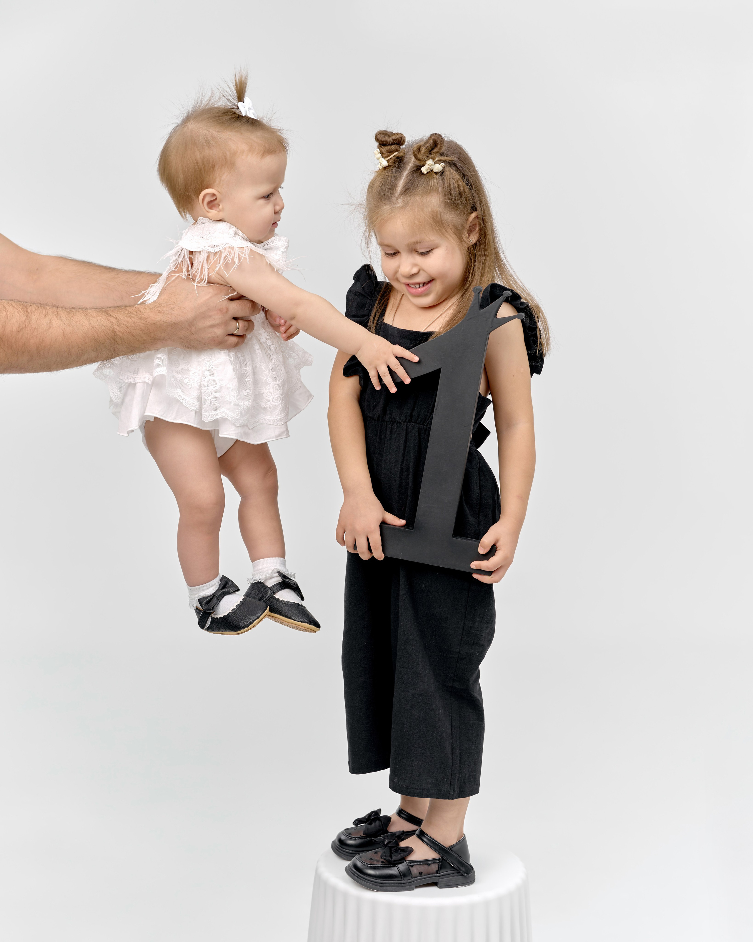 Семейная фотосессия в студии с импульсным светом