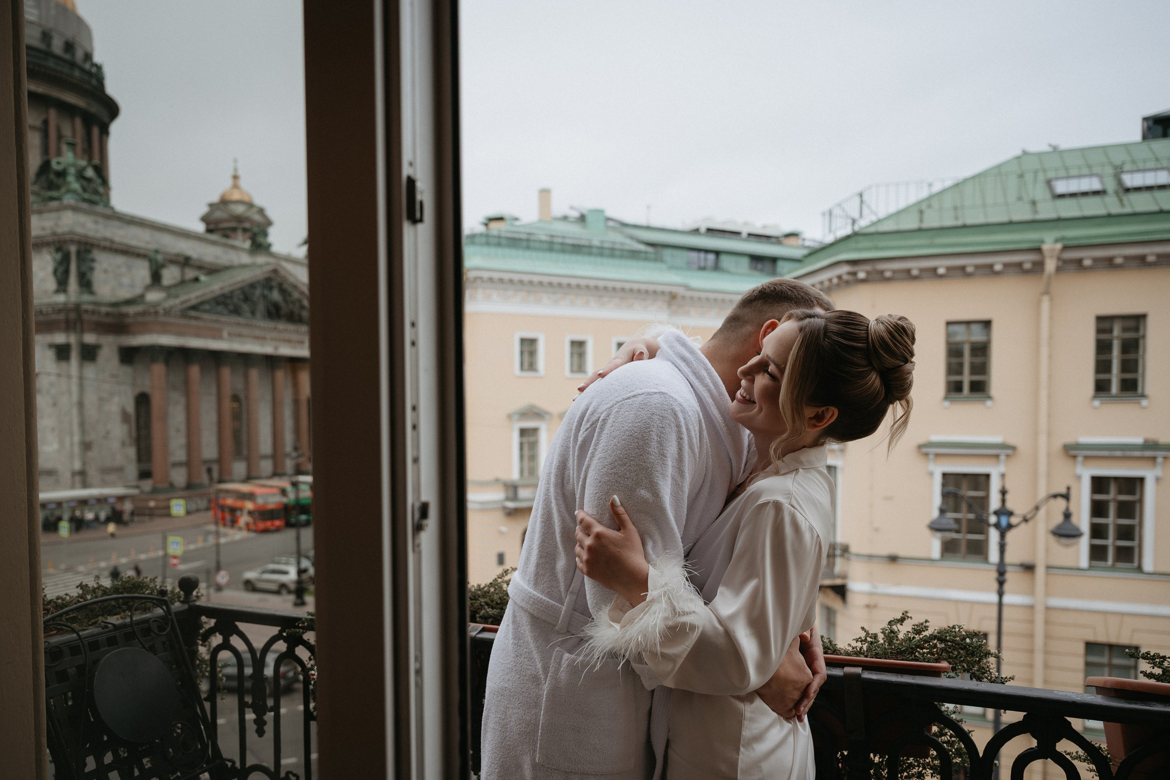 Сборы жениха и невесты в отеле Англетер