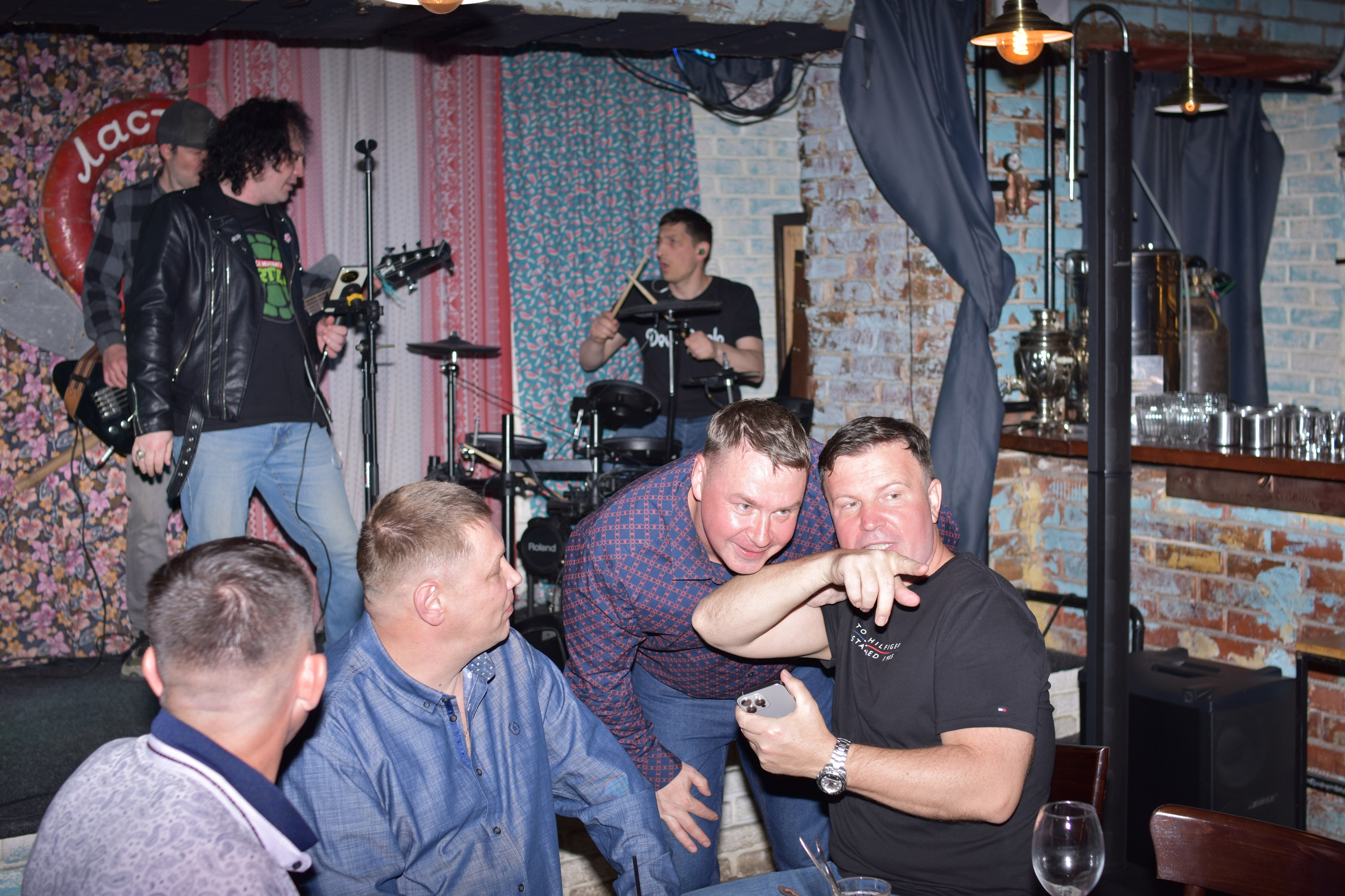 Hard Rock Cafe — Торжественный праздник дня рождения. Фотограф Владивосток (художественный портрет, празднование, торжество, мероприятие, фотопрогулка)