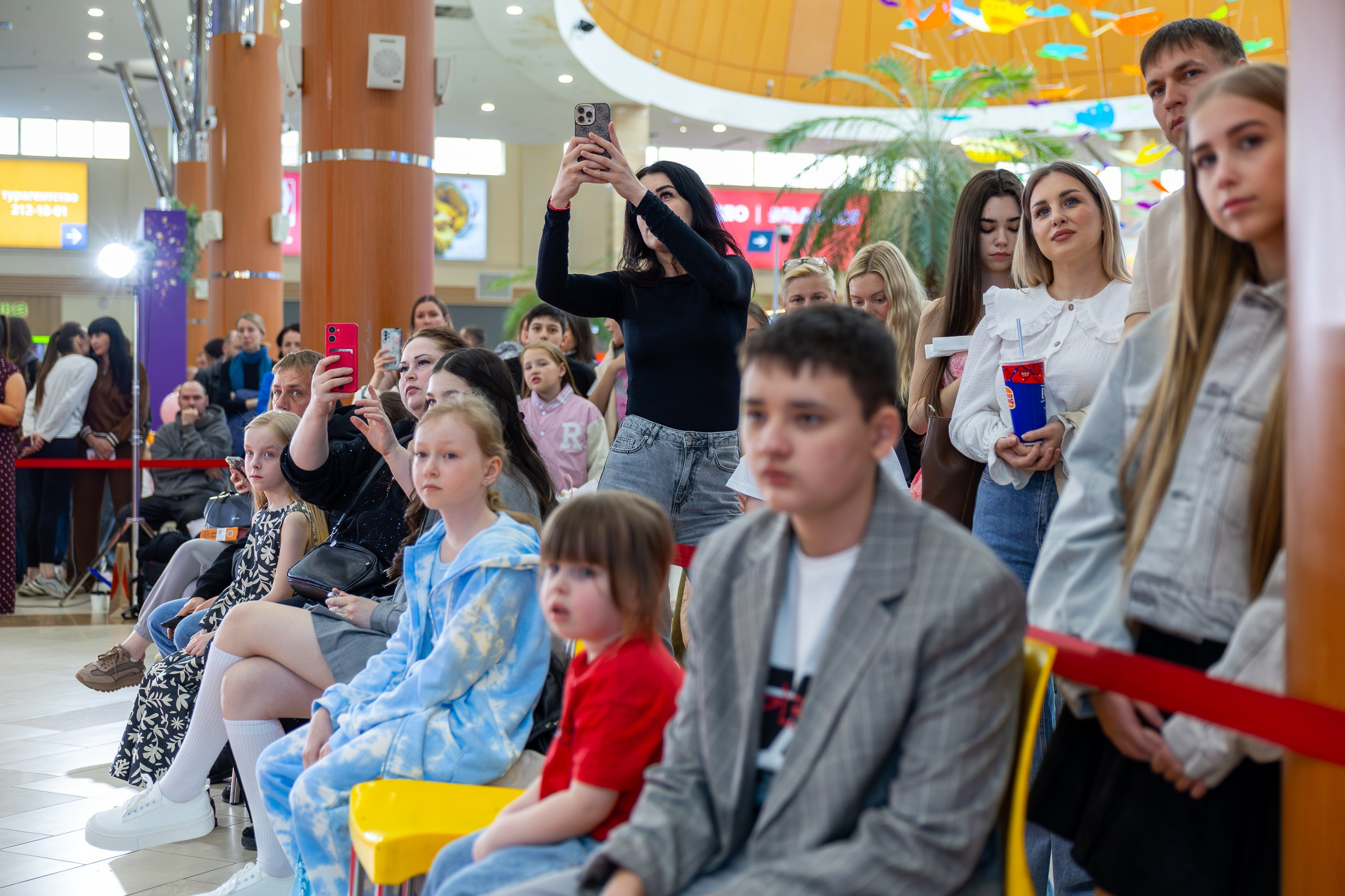 Показ брендов. ТЦ Южный. Апрель 2026. Спортивный, репортажный и портретный фотограф в Казани Алексей Горячев