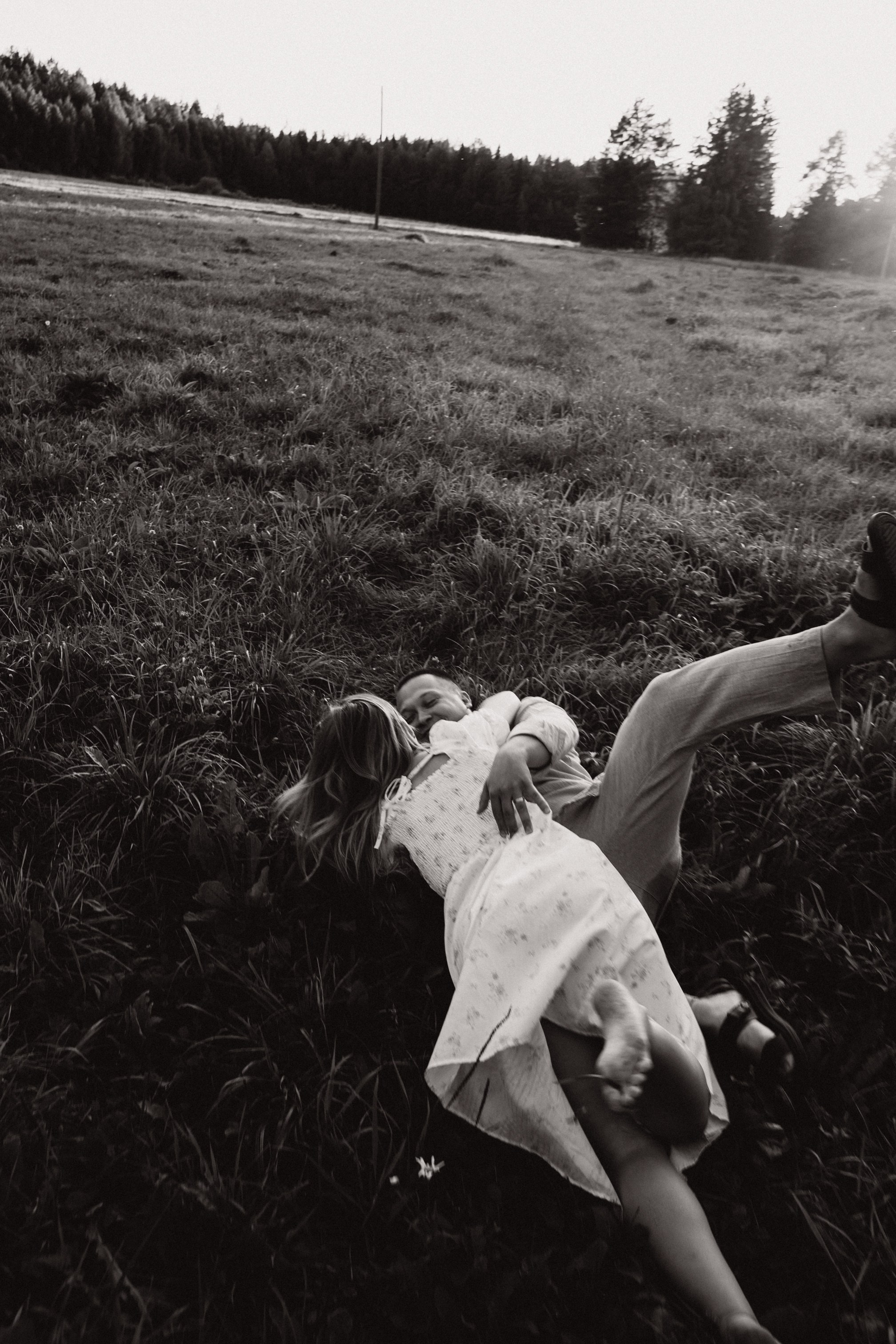Целоваться в траве. Семейный свадебный фотограф Екатеринбург Первоуральск Шарнина Алёна