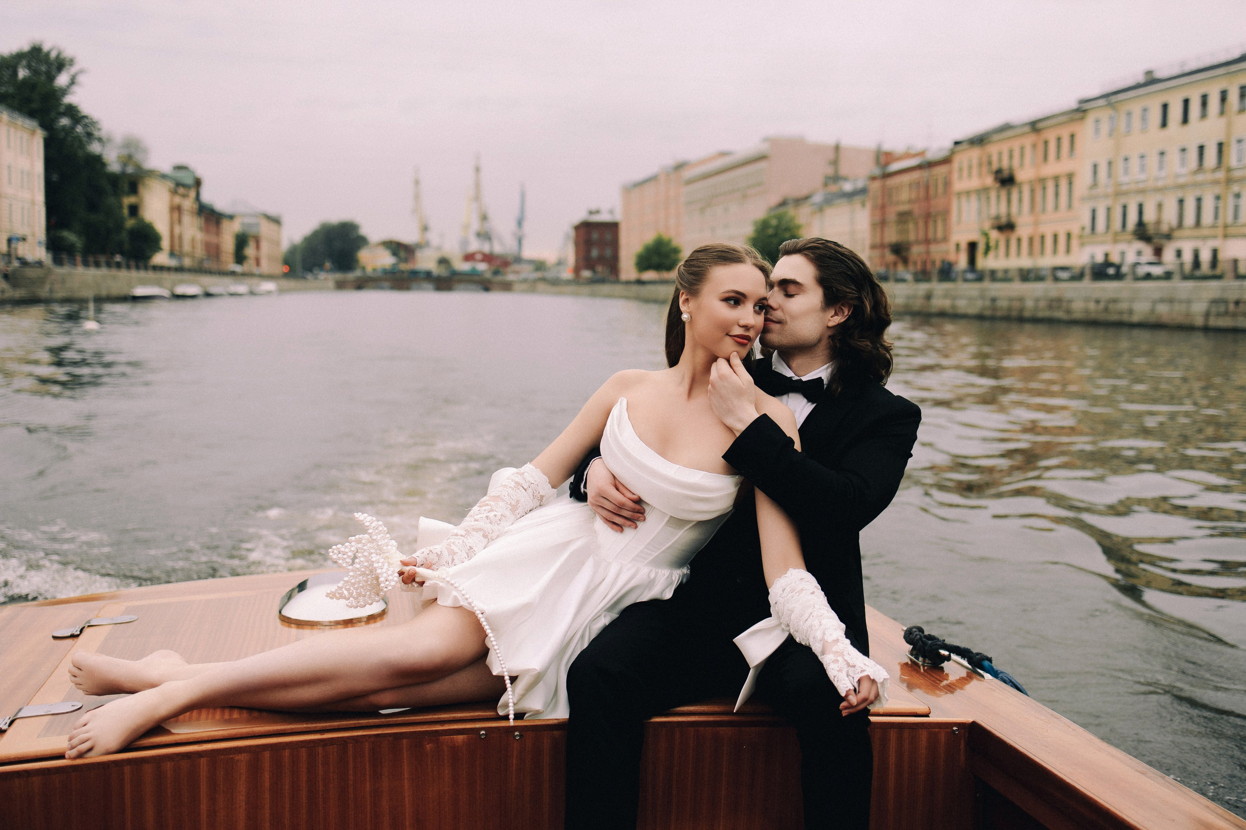 На катере. ФОТОГРАФ РОЗА ФИЛИНА СПб I МОСКВА