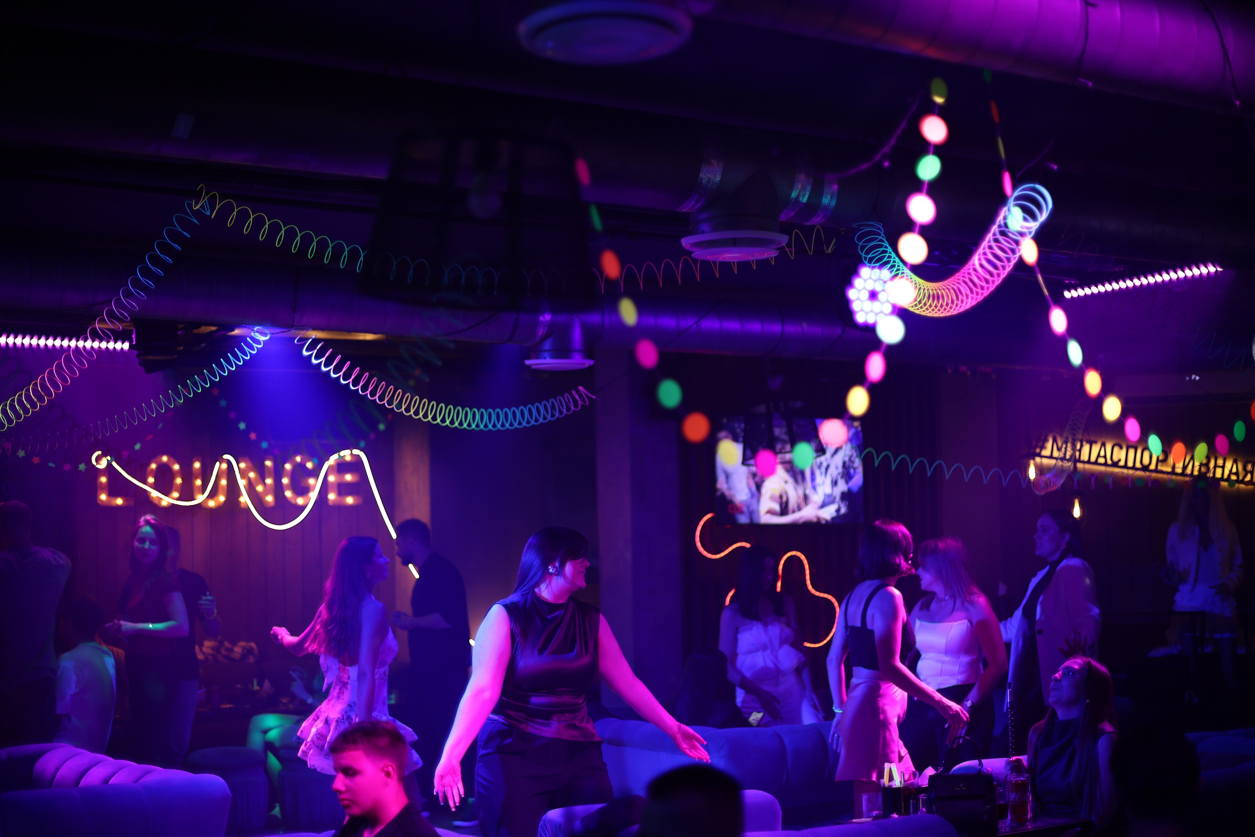 Neon Party 01.08.25. Мята Спортивная — Кальянная, караоке, бар в Минске