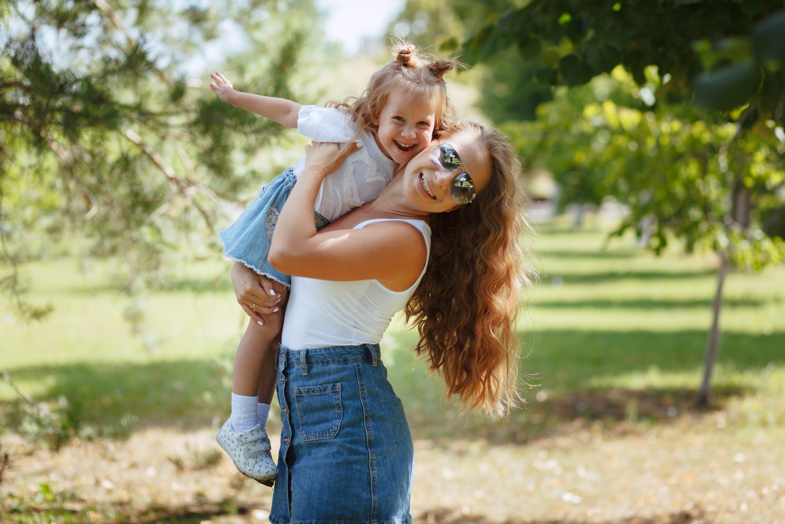 Мама и дочка, прогулка,  летняя прогулка, прогулка на пляже