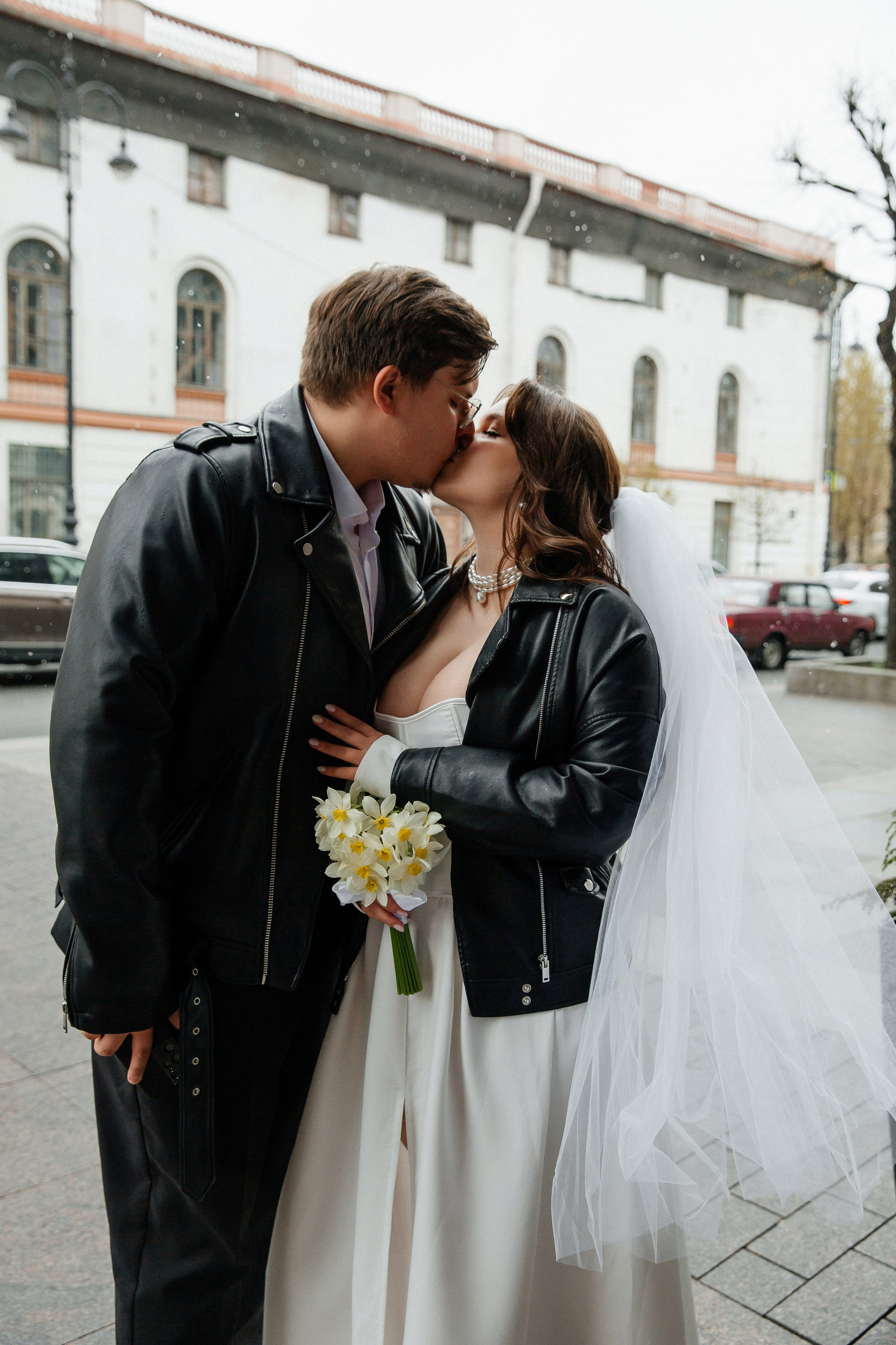 Съемка в отеле и регистрация прохладным майским днем. Свадебный фотограф в Санкт-Петербурге Вика Стукачева