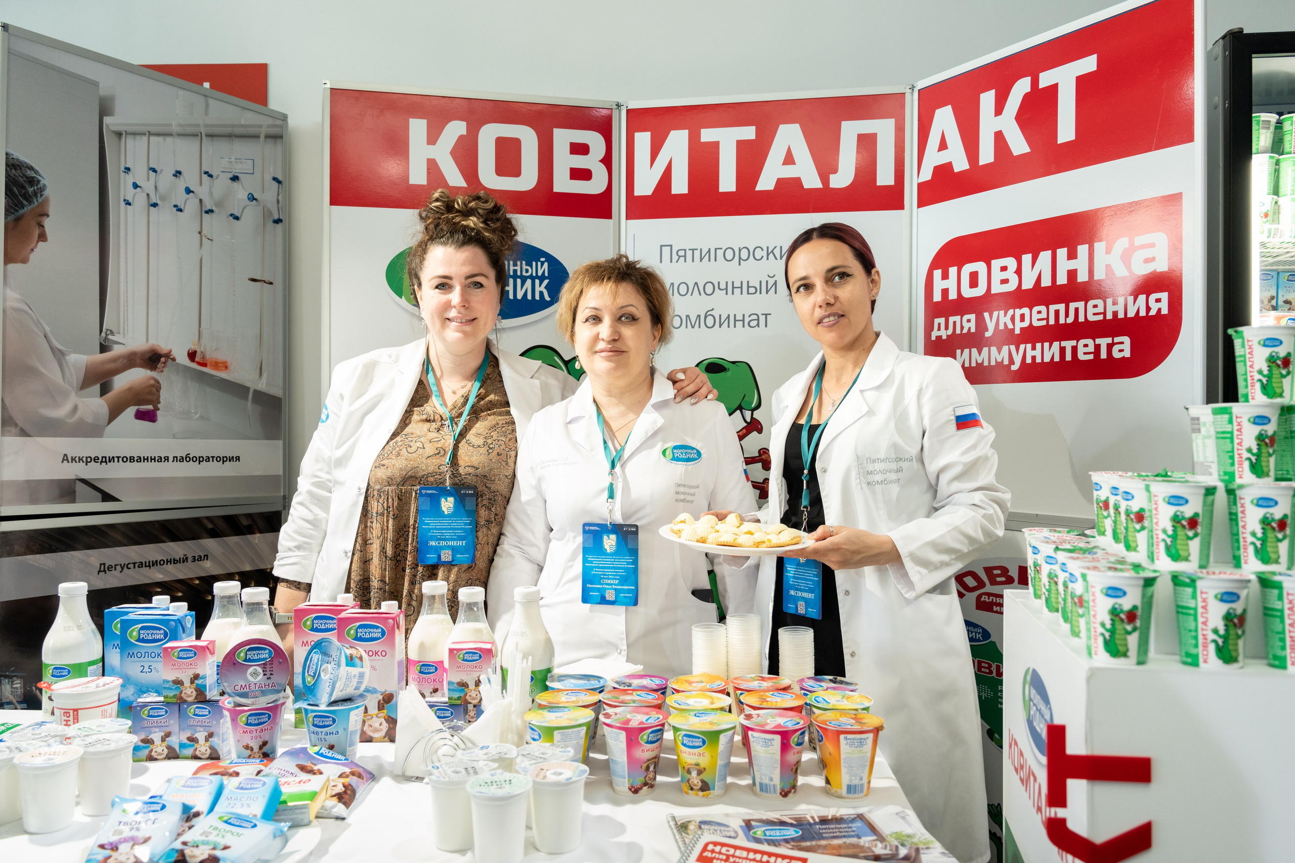 люди стоят у рекламного стенда репортаж фотосъемка