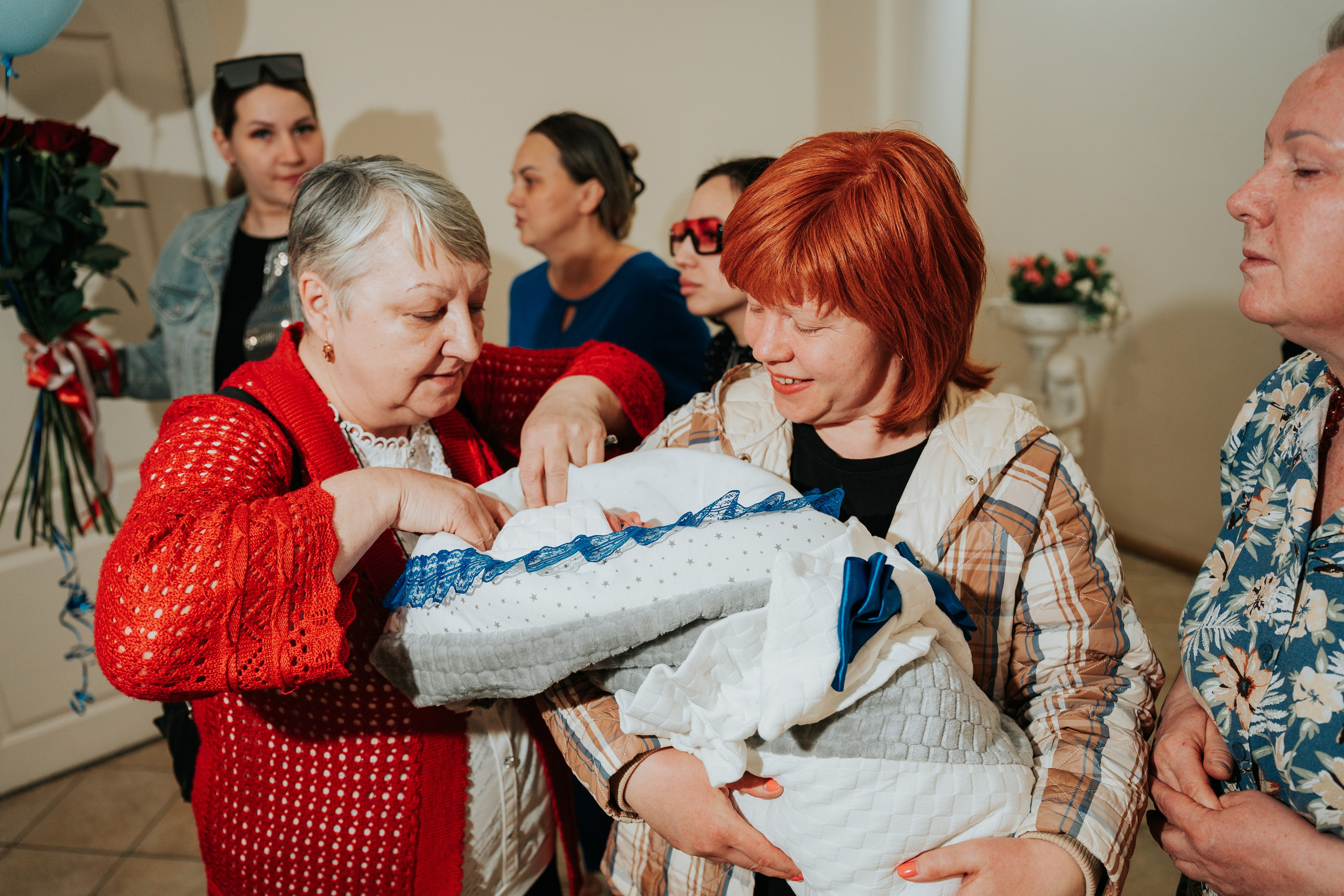 Выписка из роддома: Вадим, Анастасия и сын Руслан. Репортажный фотограф Красноярск