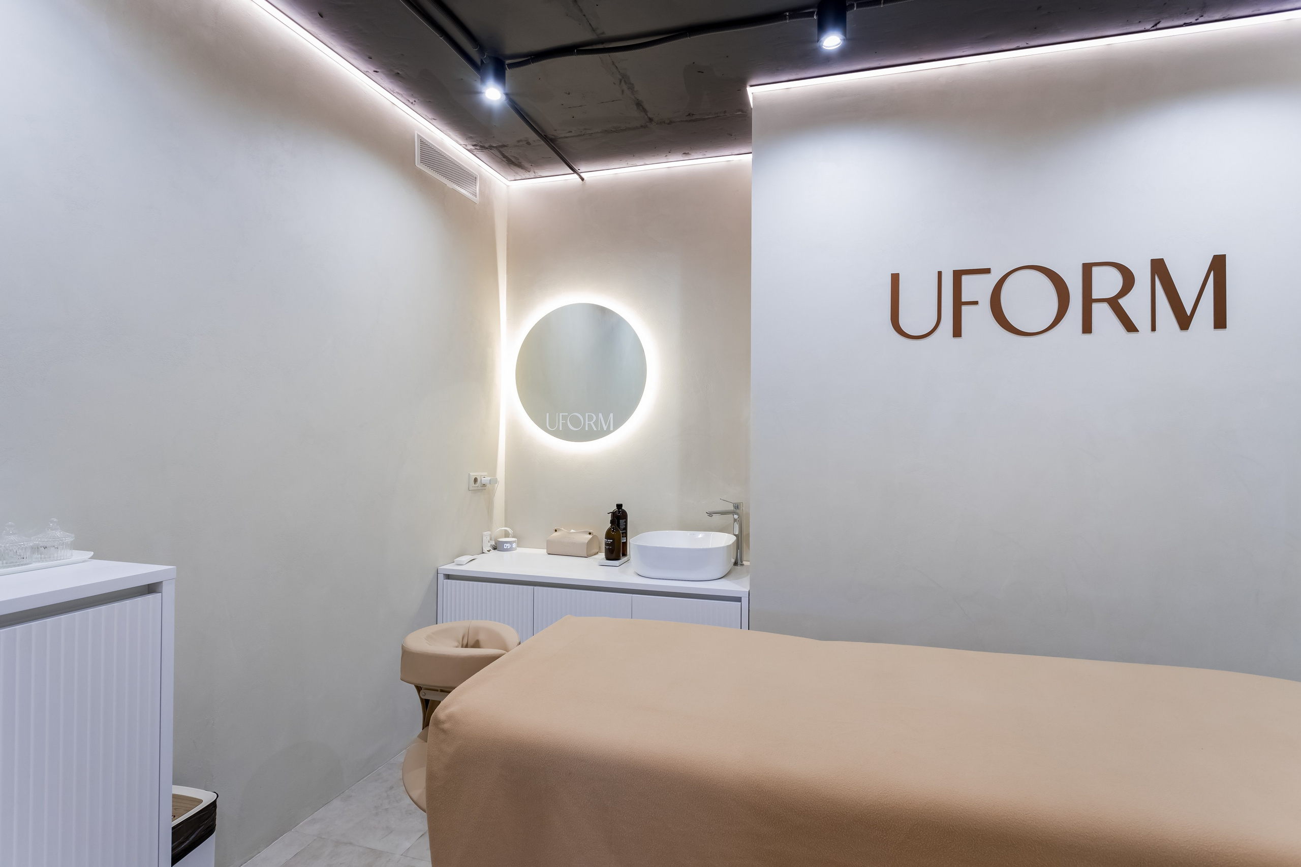 Фотосъемка для студии йоги Uform. Интерьеры, Контент, Портреты | Фотограф в Москве Дани Терно