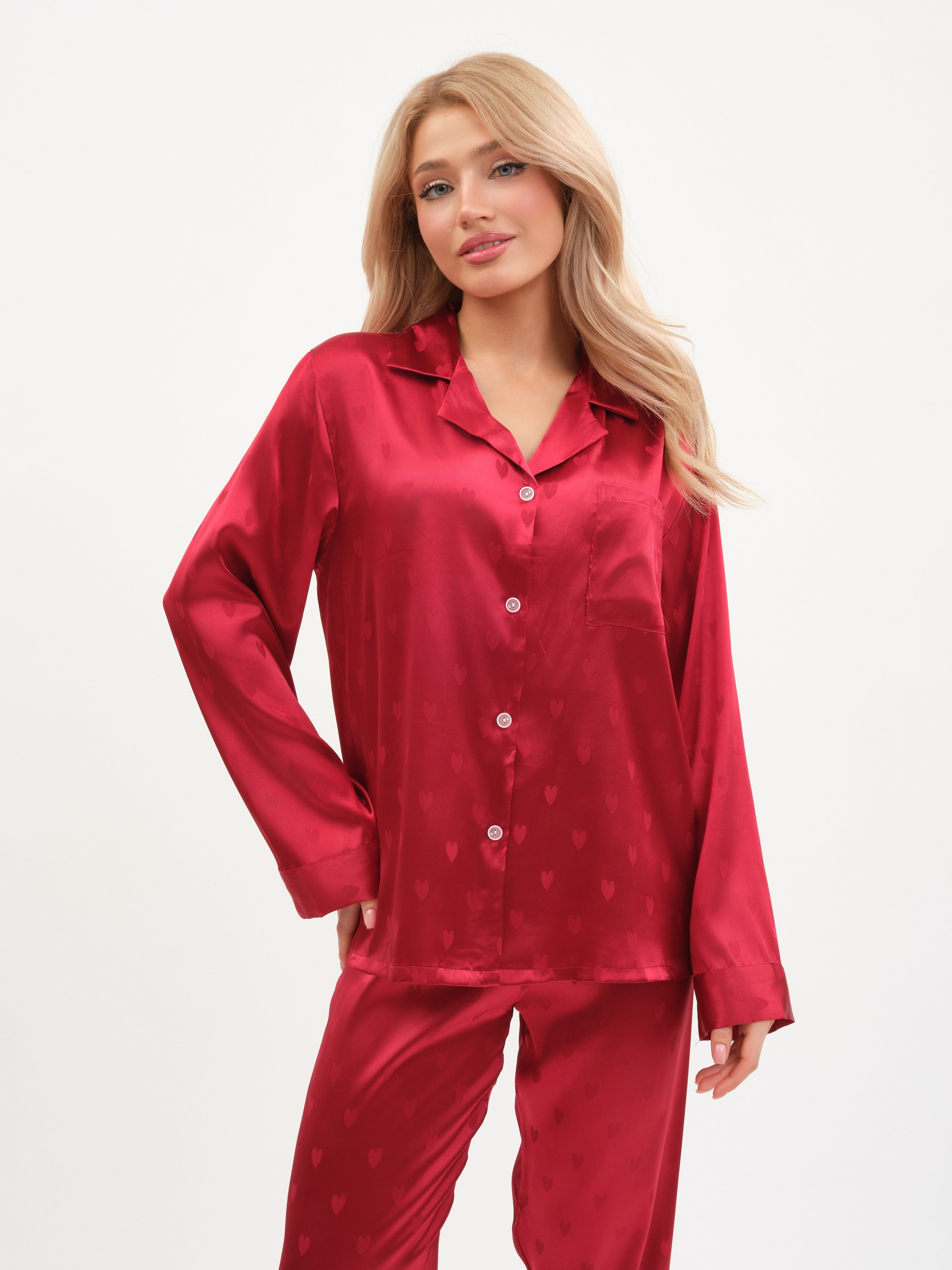 Женщина в красном домашнем костюме
