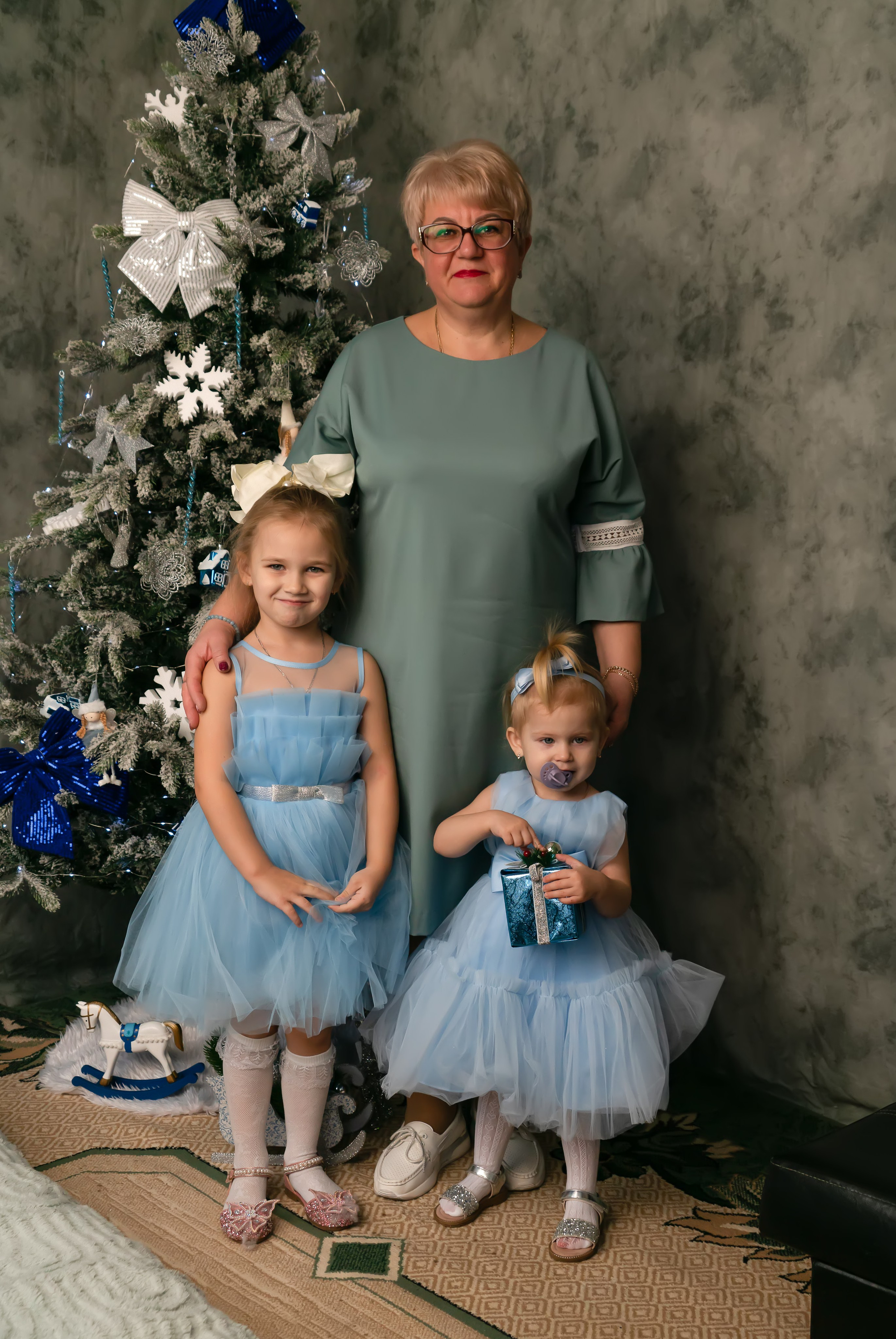 Бабушка и 2 сестренки- Новый год. Семейный и детский фотограф Тула Ясногорск Тульская область Надежда Кукушкина