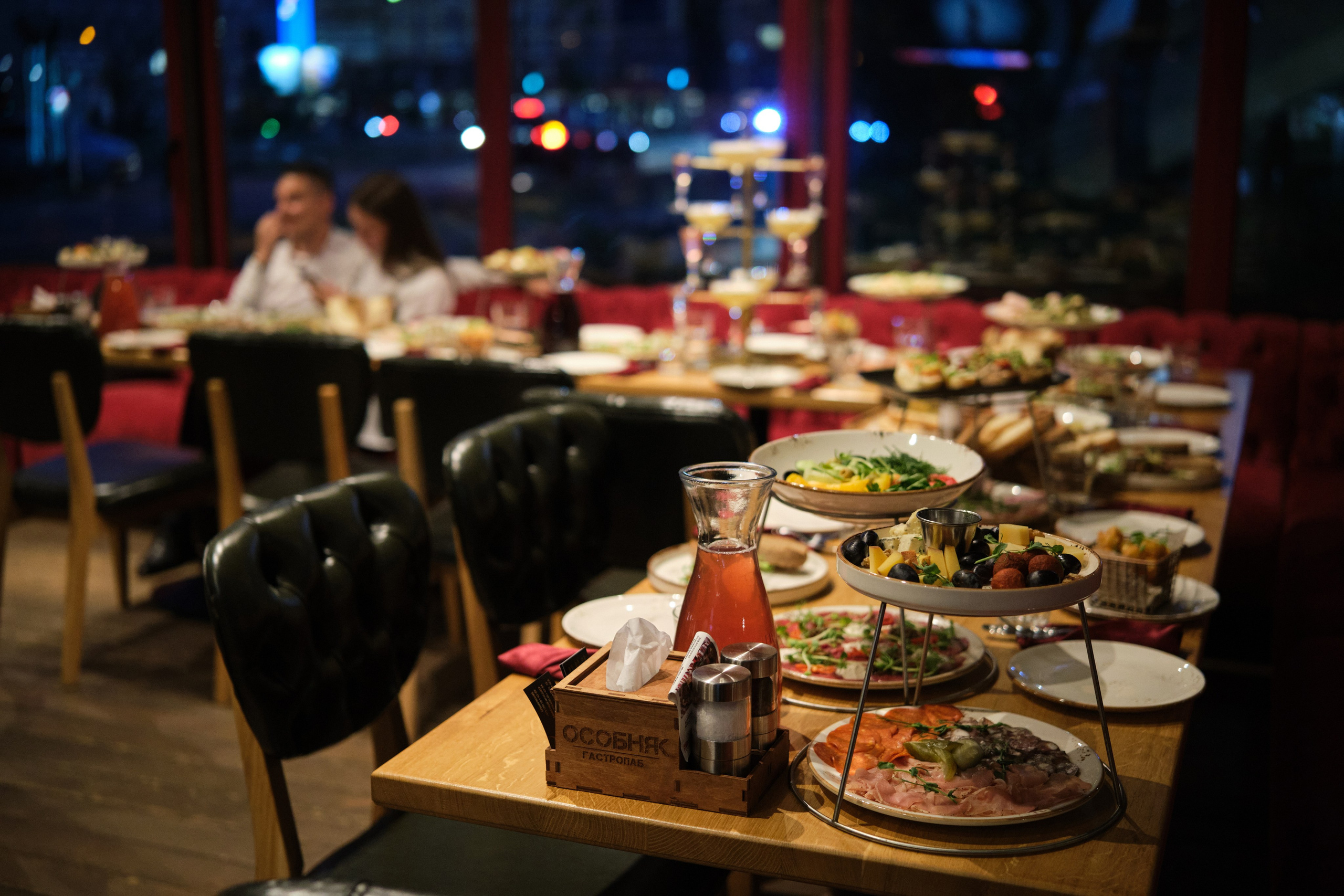 День рождения Наталии в гастропабе Особняк. Репортажный фотограф Дмитрий Литвинский. Минск, Беларусь, мир