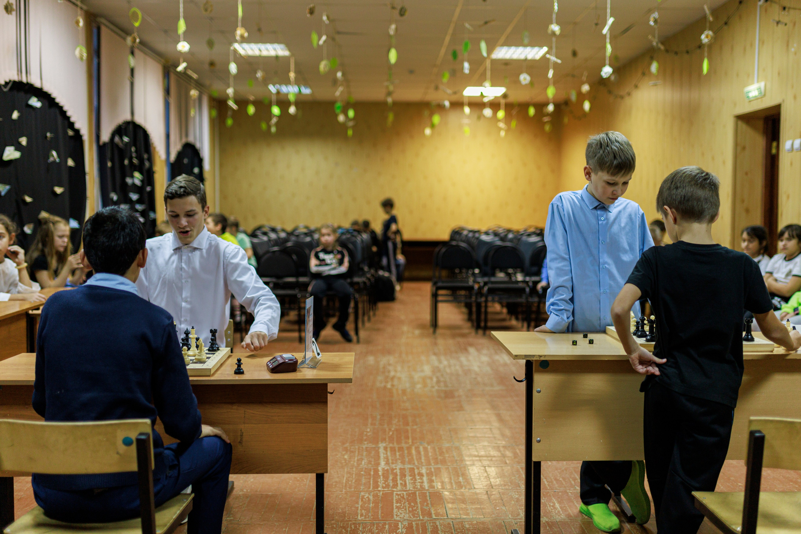 Репортажная сьёмка игры в шахматы в детском доме. Семейный и детский фотограф в Рязани Васюгова Мария