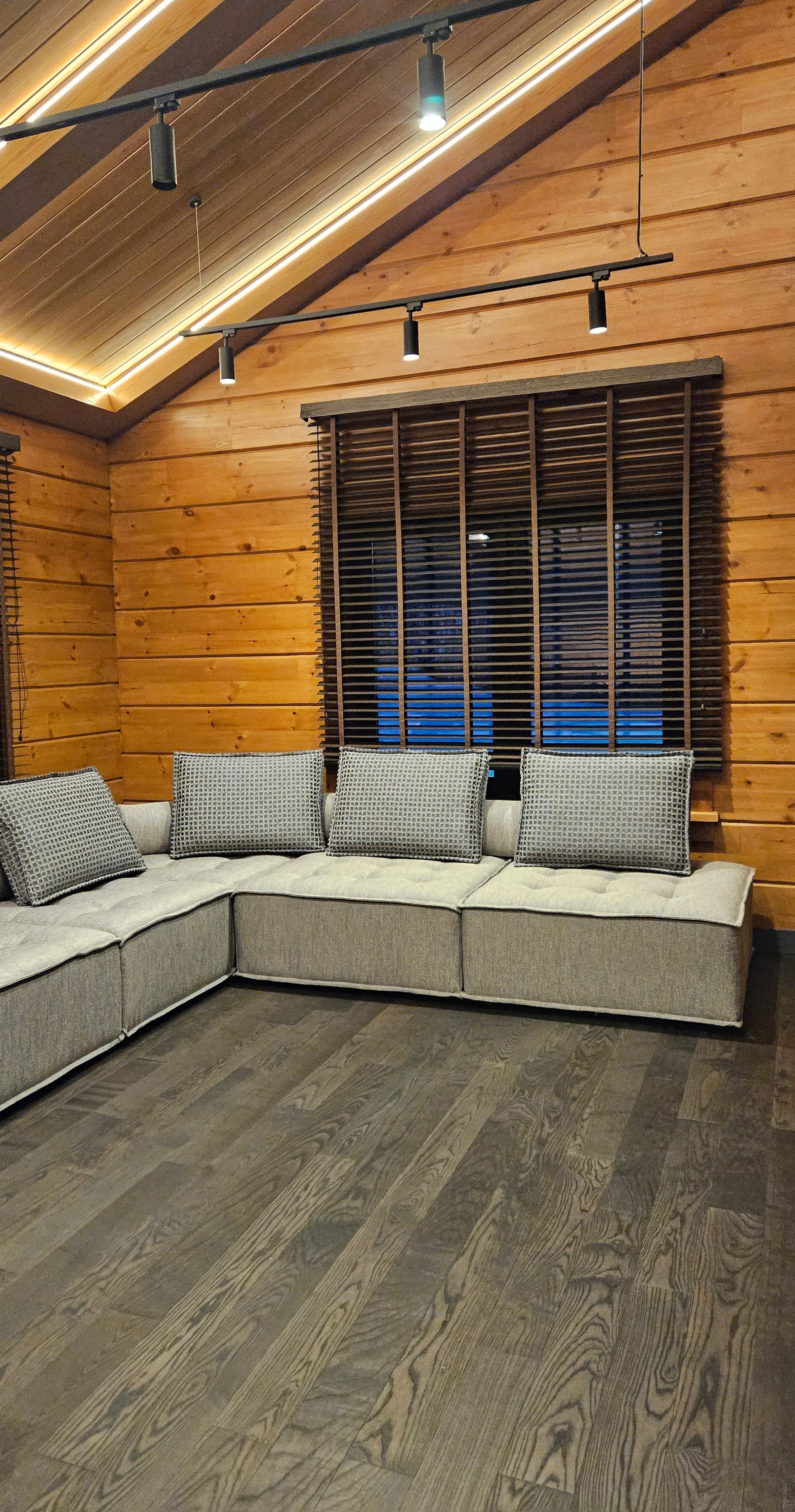 Диван на заказ Изготовление мягкой мебели. Студия интерьерных решений SUNHOUSE. Натяжные потолки, шторы, текстиль