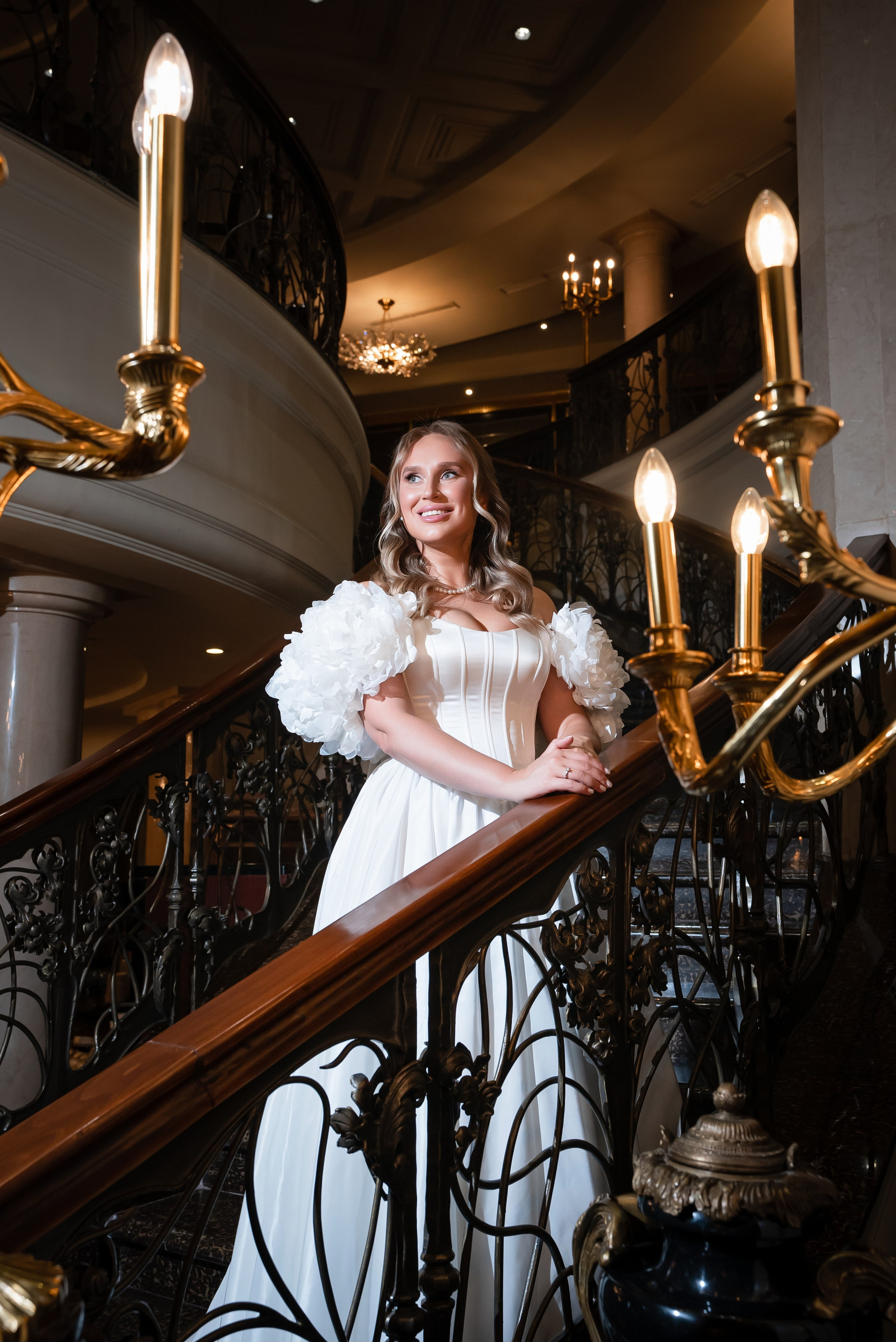 Свадебная фотосессия в отеле The St. Regis Moscow Nikolskaya. Свадебный фотограф Вера Климова