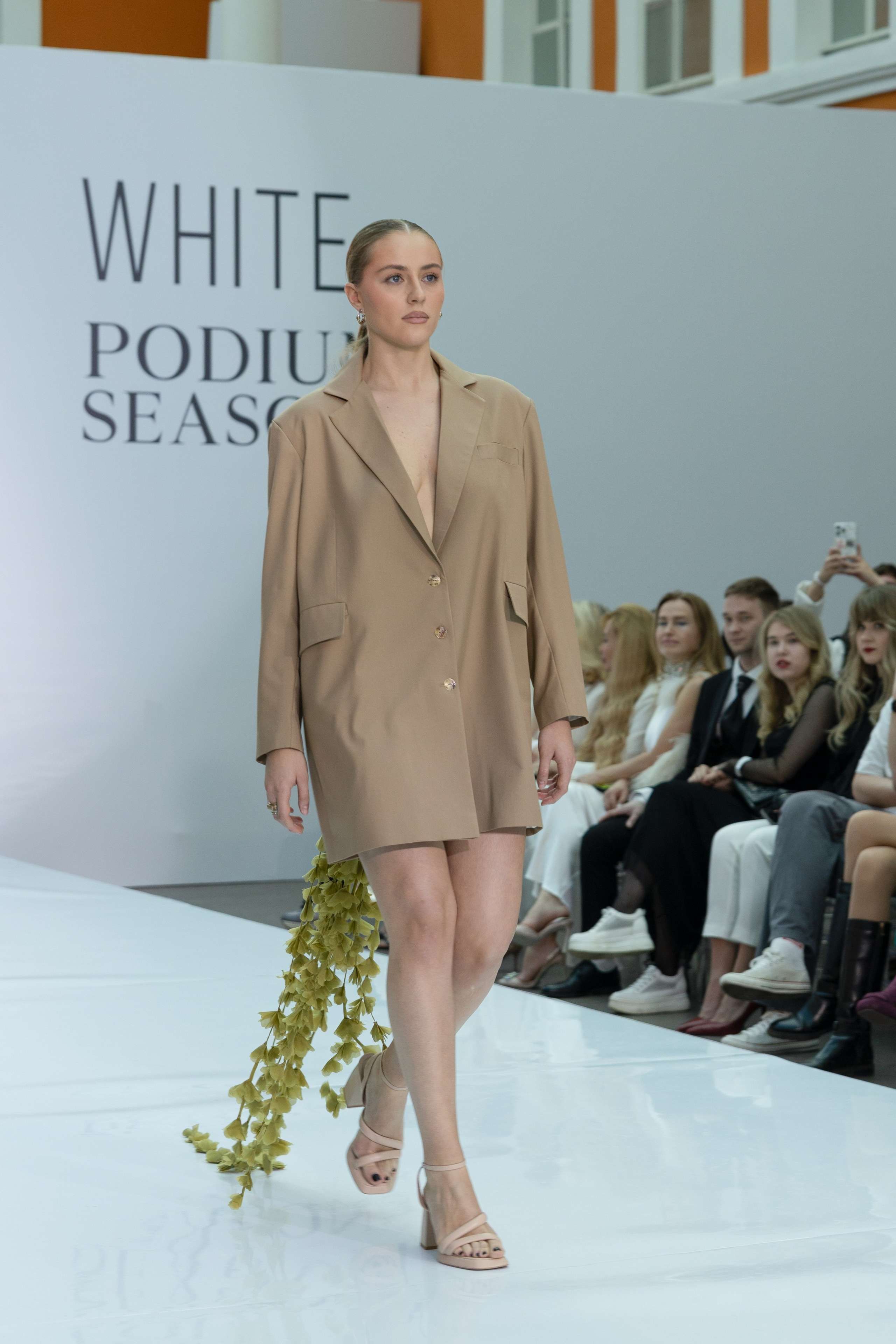 <img src="image.jpg" alt="репортаж с модного показа в Санкт-Петербурге">