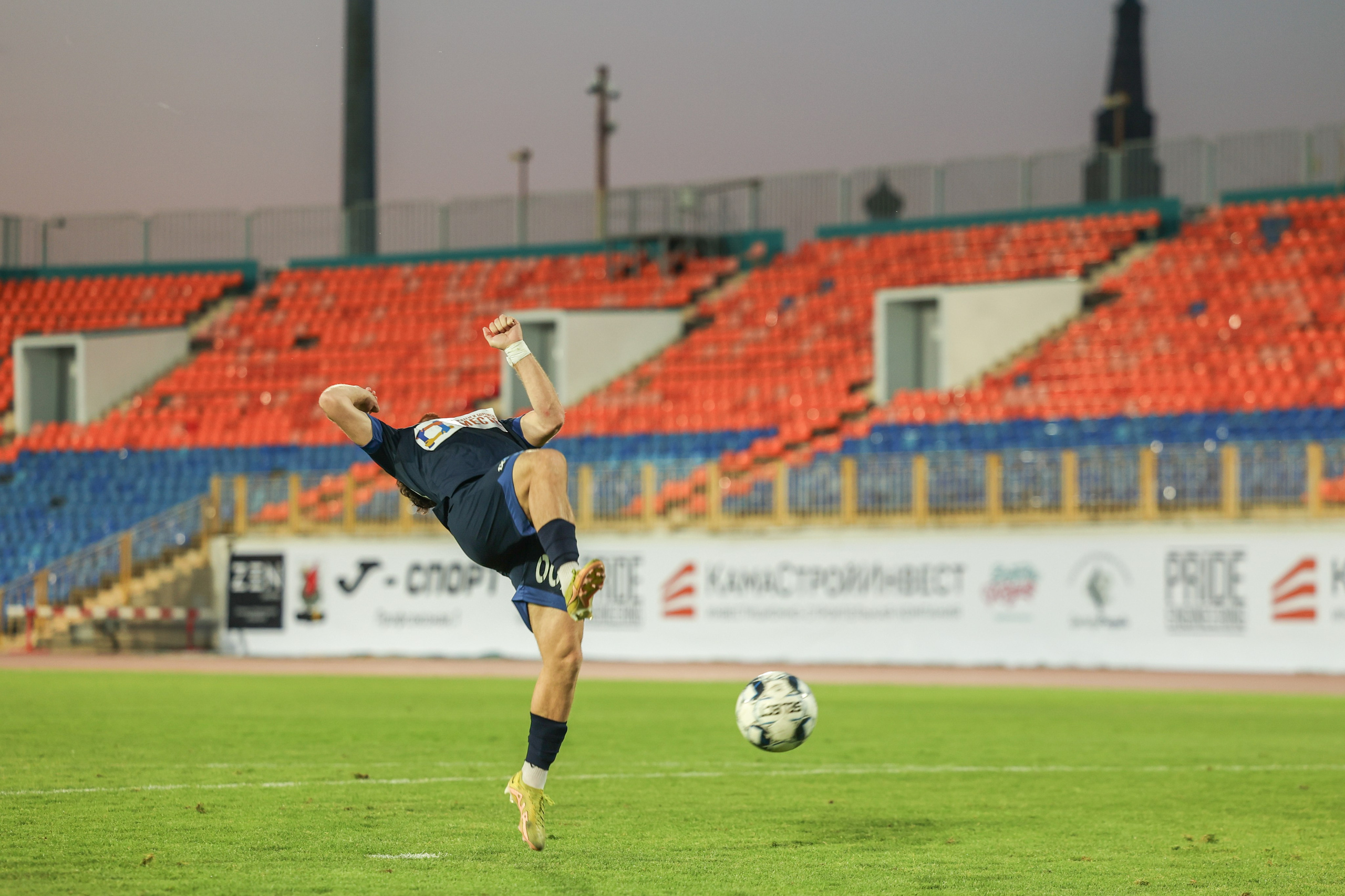 Благотворительный футбольный матч Друзья Бурмистрова vs ФК Fight Nights. Спортивный репортажный фотограф Казань Нафис Сиразетдинов