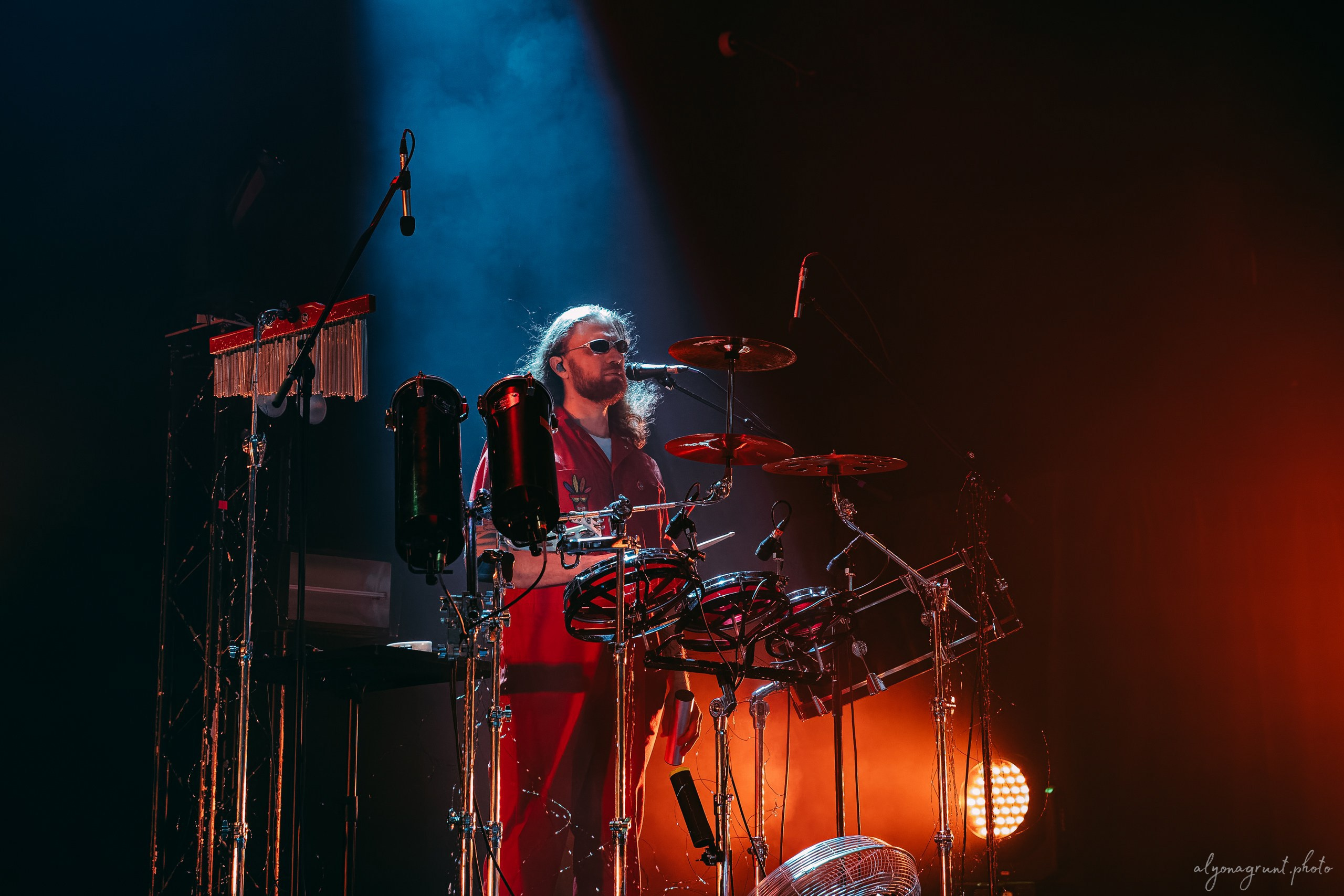 Багровый Фантомас, фоторепортаж, СПб, BASE, 14.12.2025. Алена Адрианова: фотограф в Санкт-Петербурге