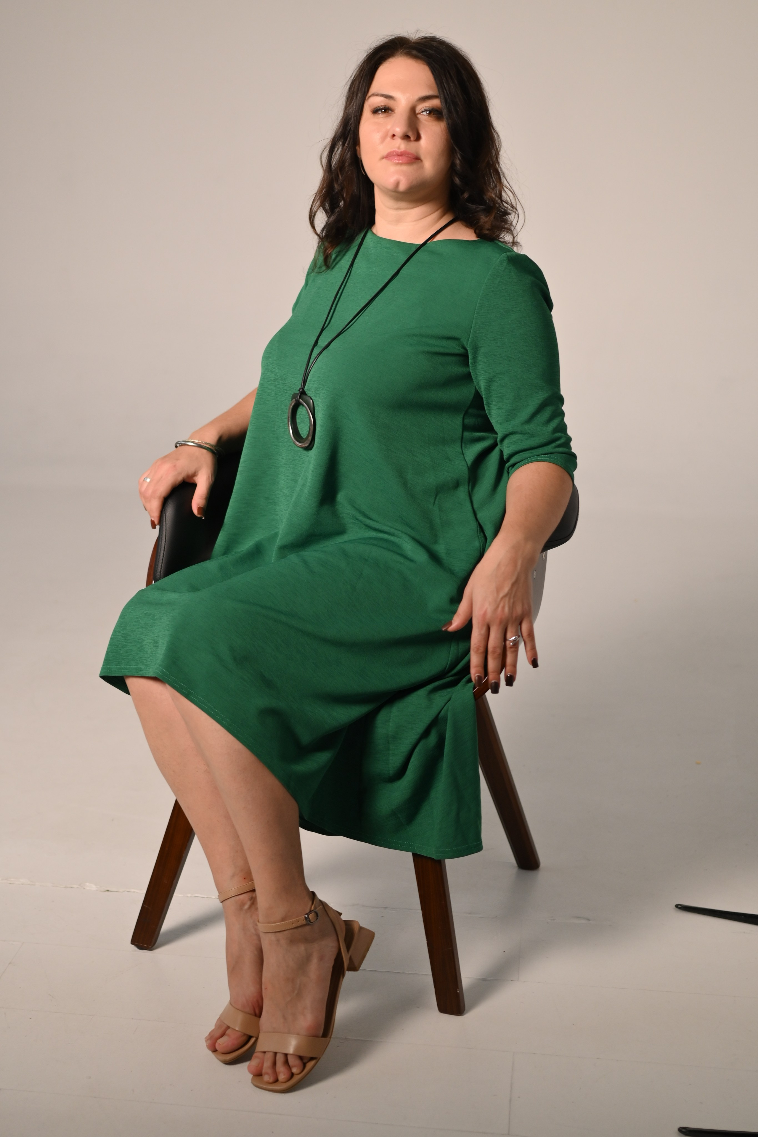 Сидя, искусственный свет