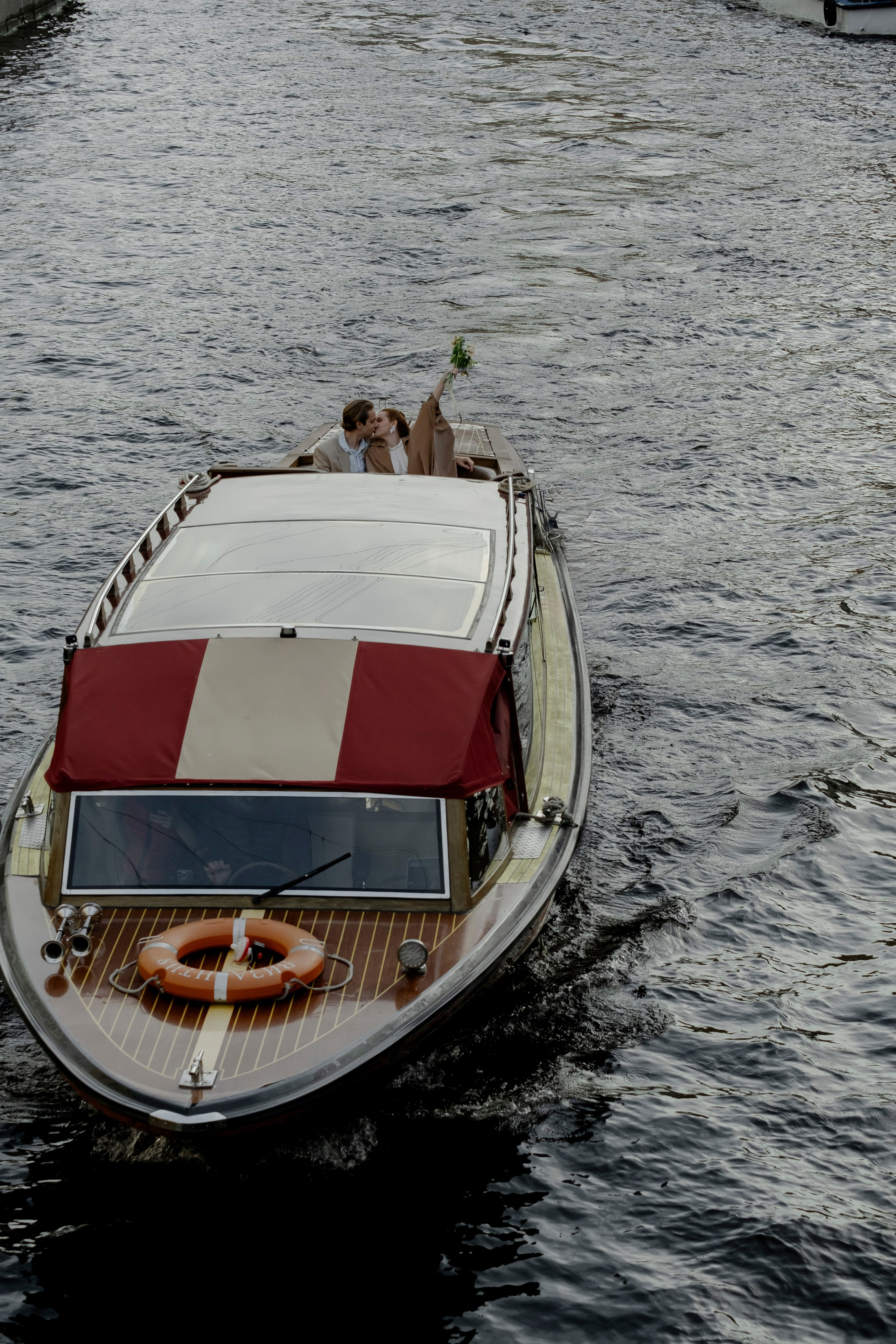 СВАДЕНБНАЯ СЬЕМКА НА КАТЕРЕ ПО КАНАЛАМ САНКТ-ПЕТЕРБУРГА И В АКВАТОРИИ НЕВЫ. Профессиональный фотограф, Санкт-Петербург — Виктория Богомолова
